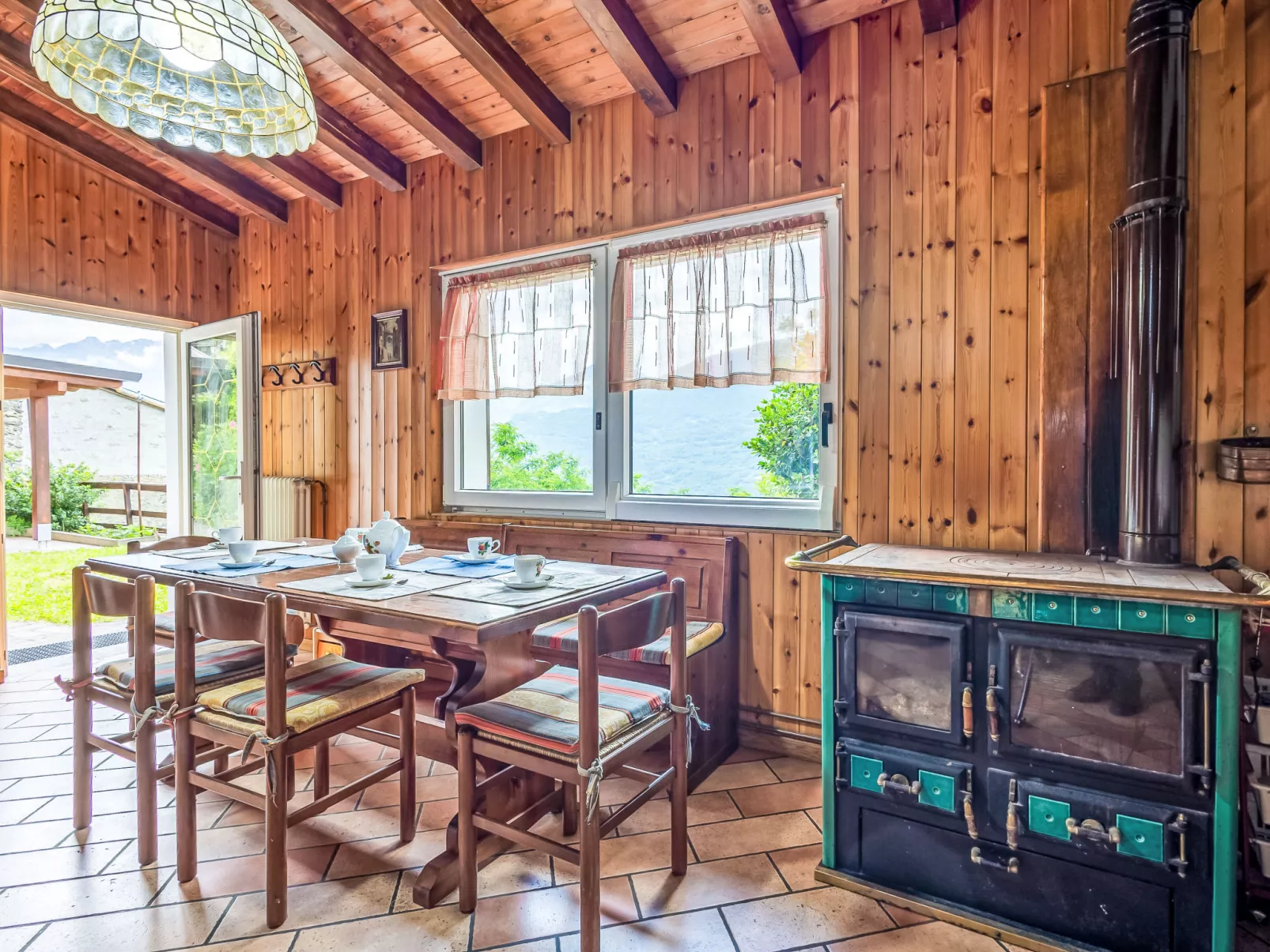 Moncucco Mountain Home-Binnen