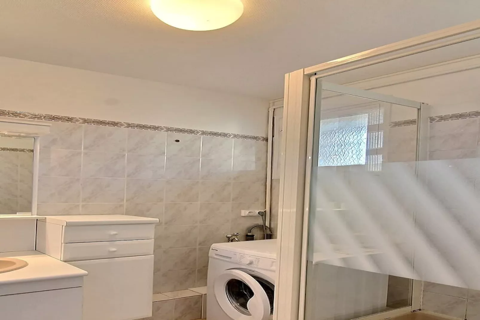 LOU 159 NAUMIN-Badkamer