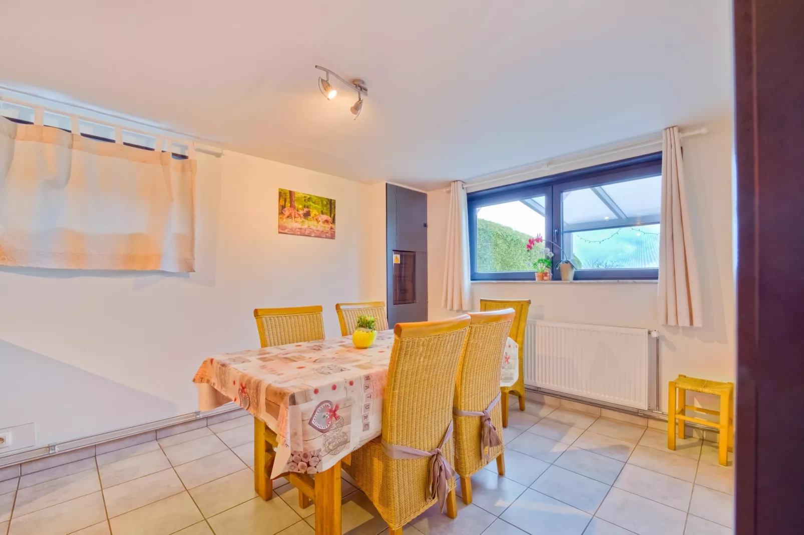Très belle habitation à Lierneux pour 5 adultes-Eetkamer