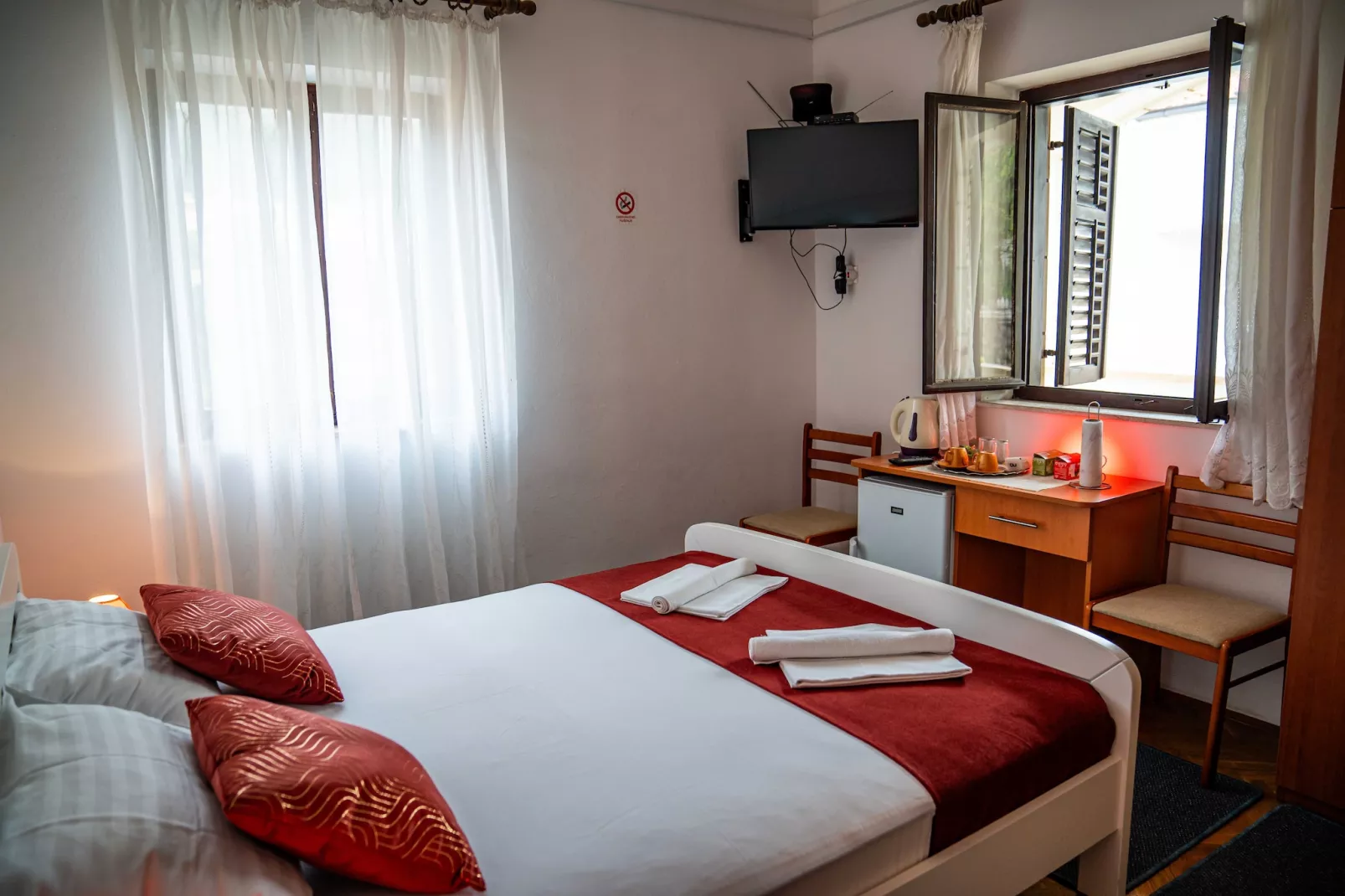 Guest House Cesic - Double Room No2-Slaapkamer