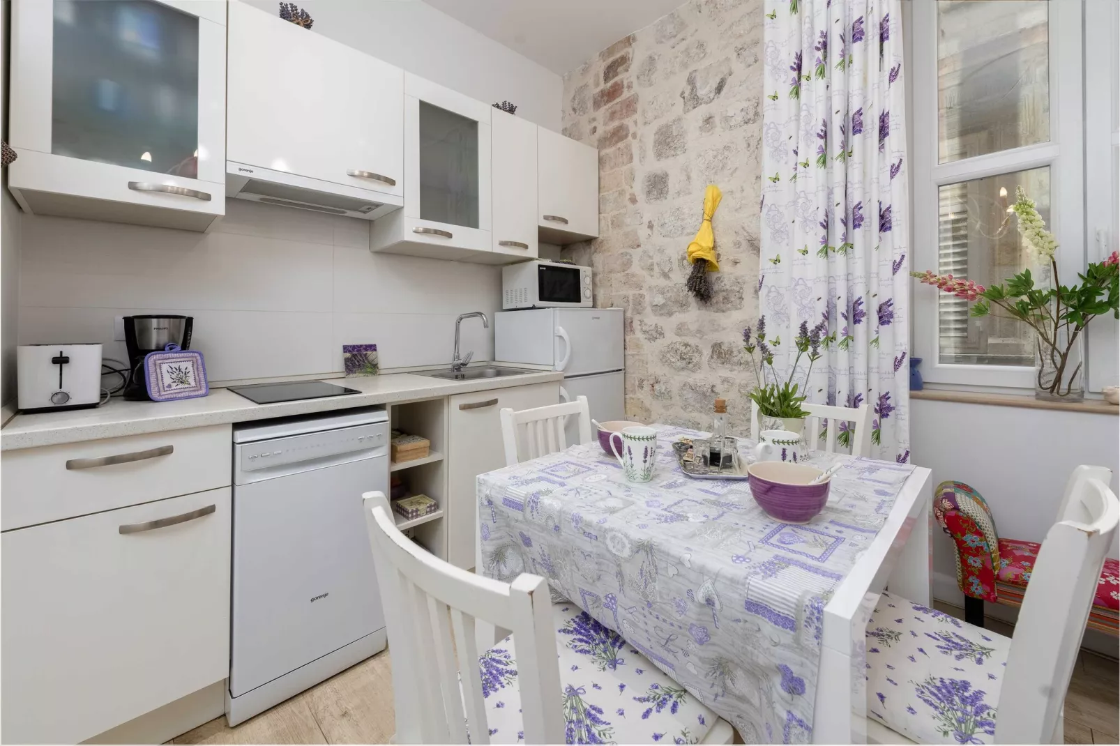 L & L Old Town Apartments - One bedroom Apartment (Lavander)-Eetkamer