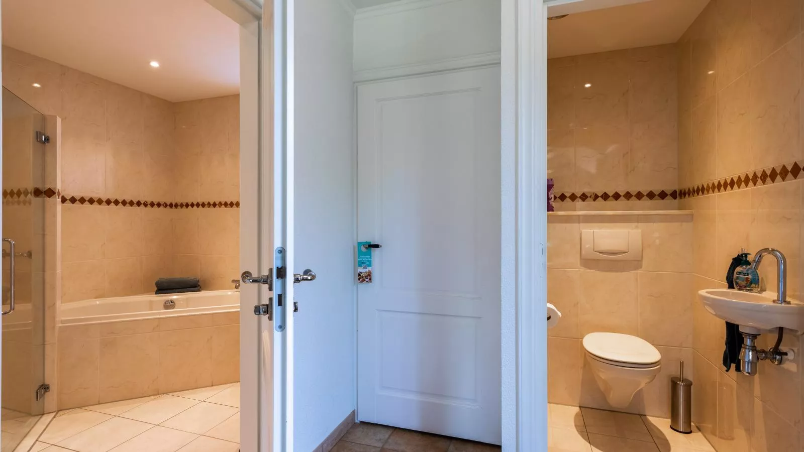 De Steeneik-Badkamer