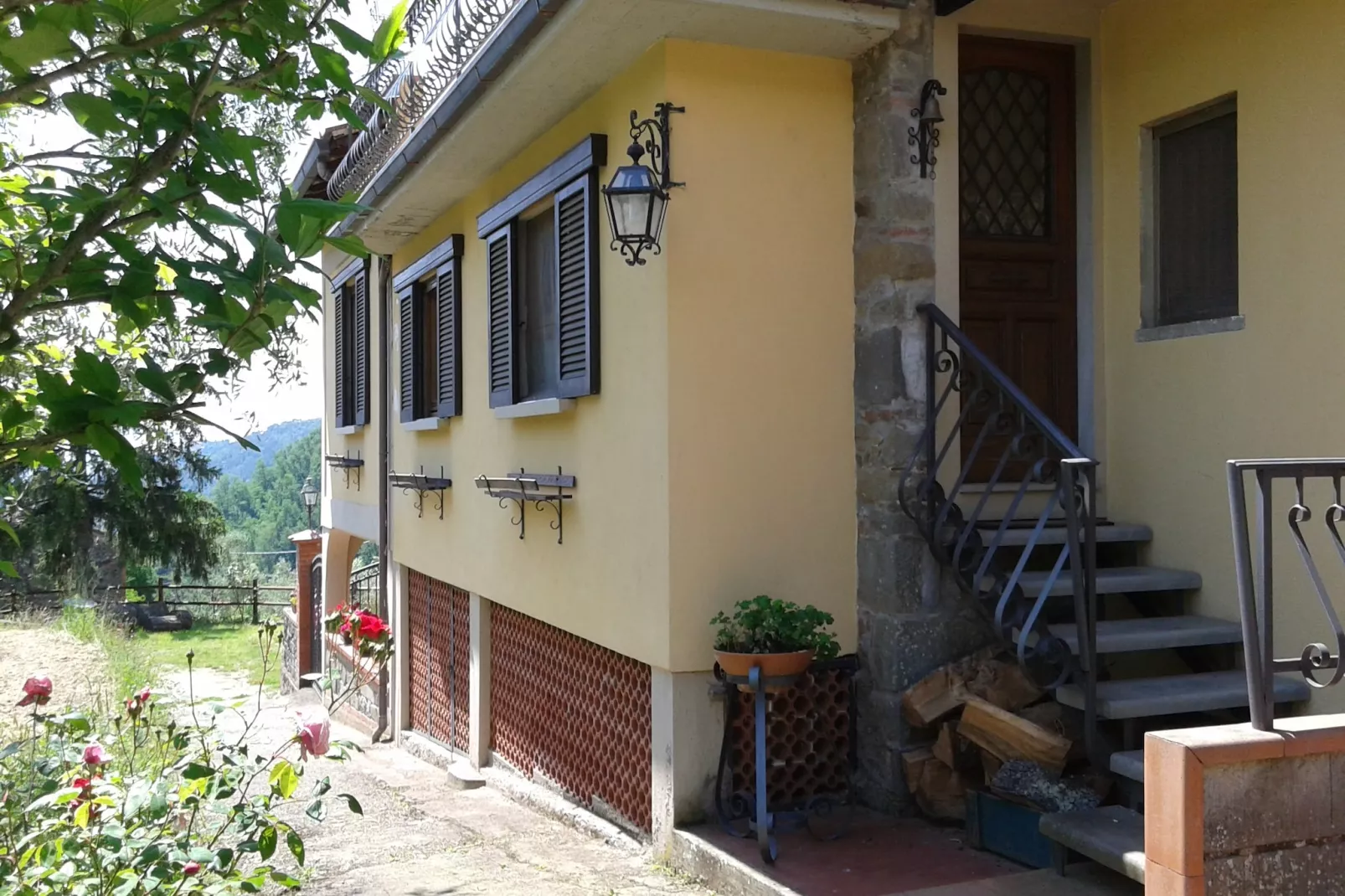 Appartamento Marliana-Buitenkant zomer