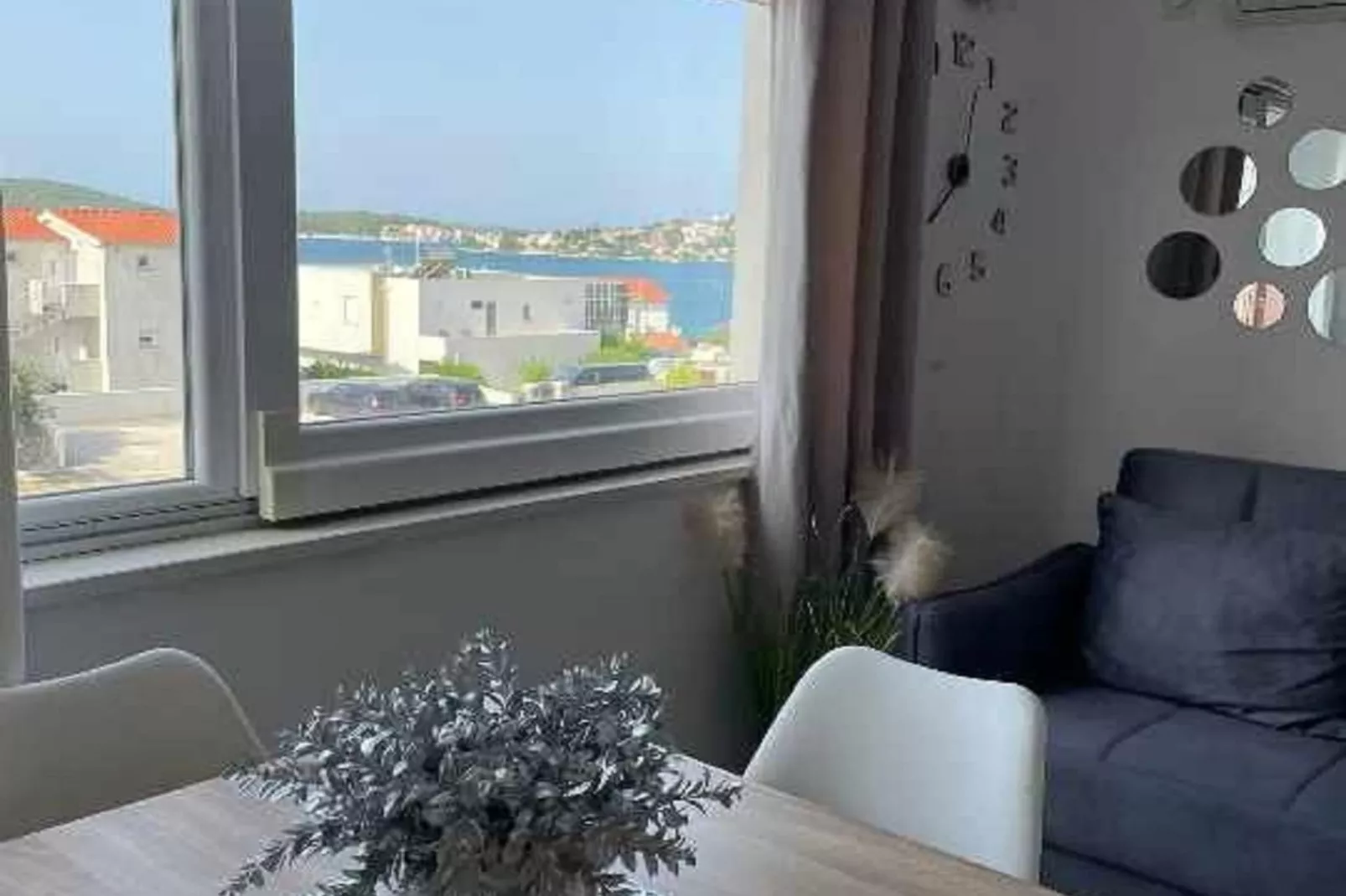 Apartments J&M 2- One Bedroom Apartment with Sea View-Eetkamer