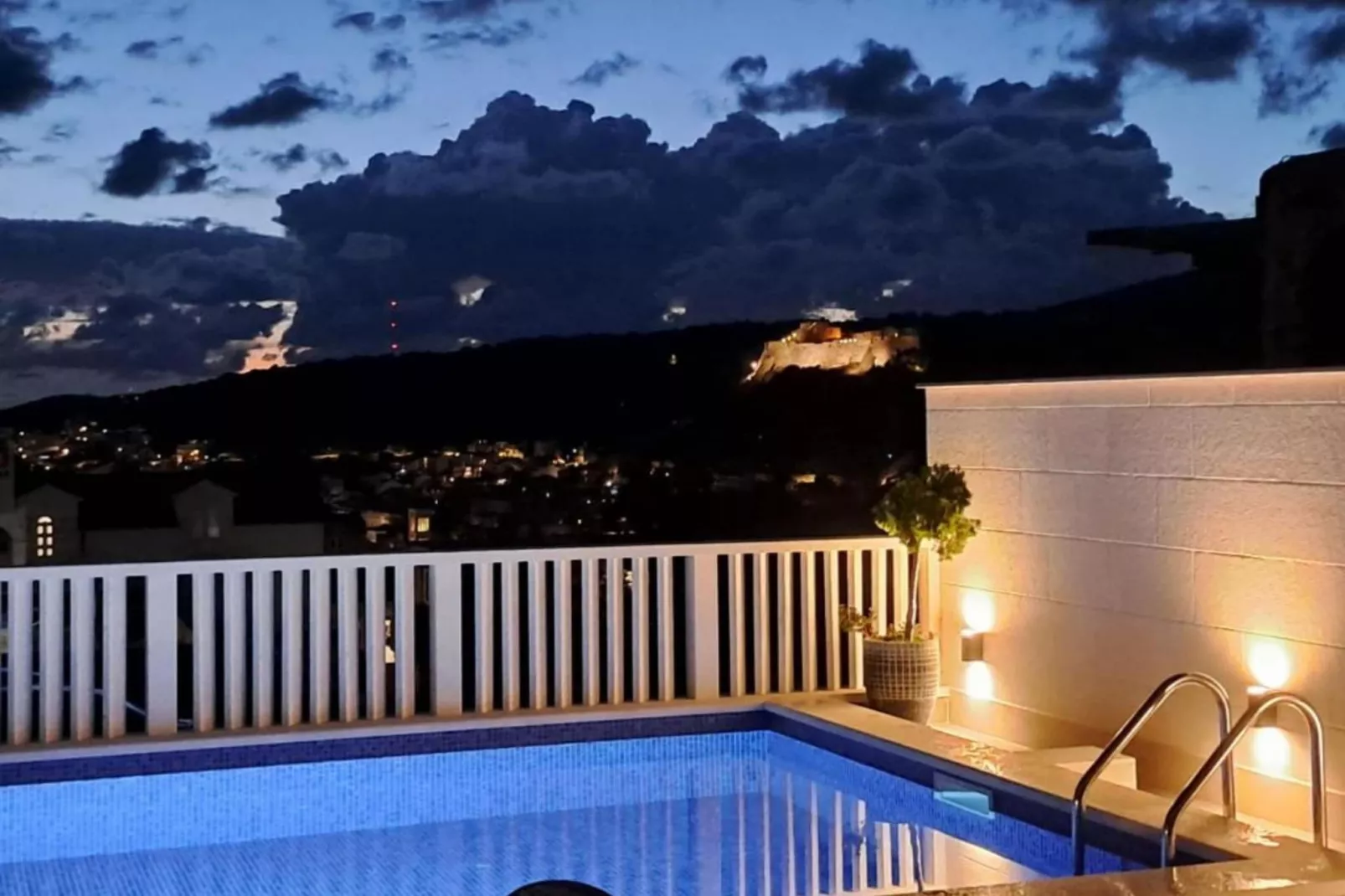 Apartments Trogrlić - Two-Bedroom Apartment with Balcony and Sea View-Zwembad