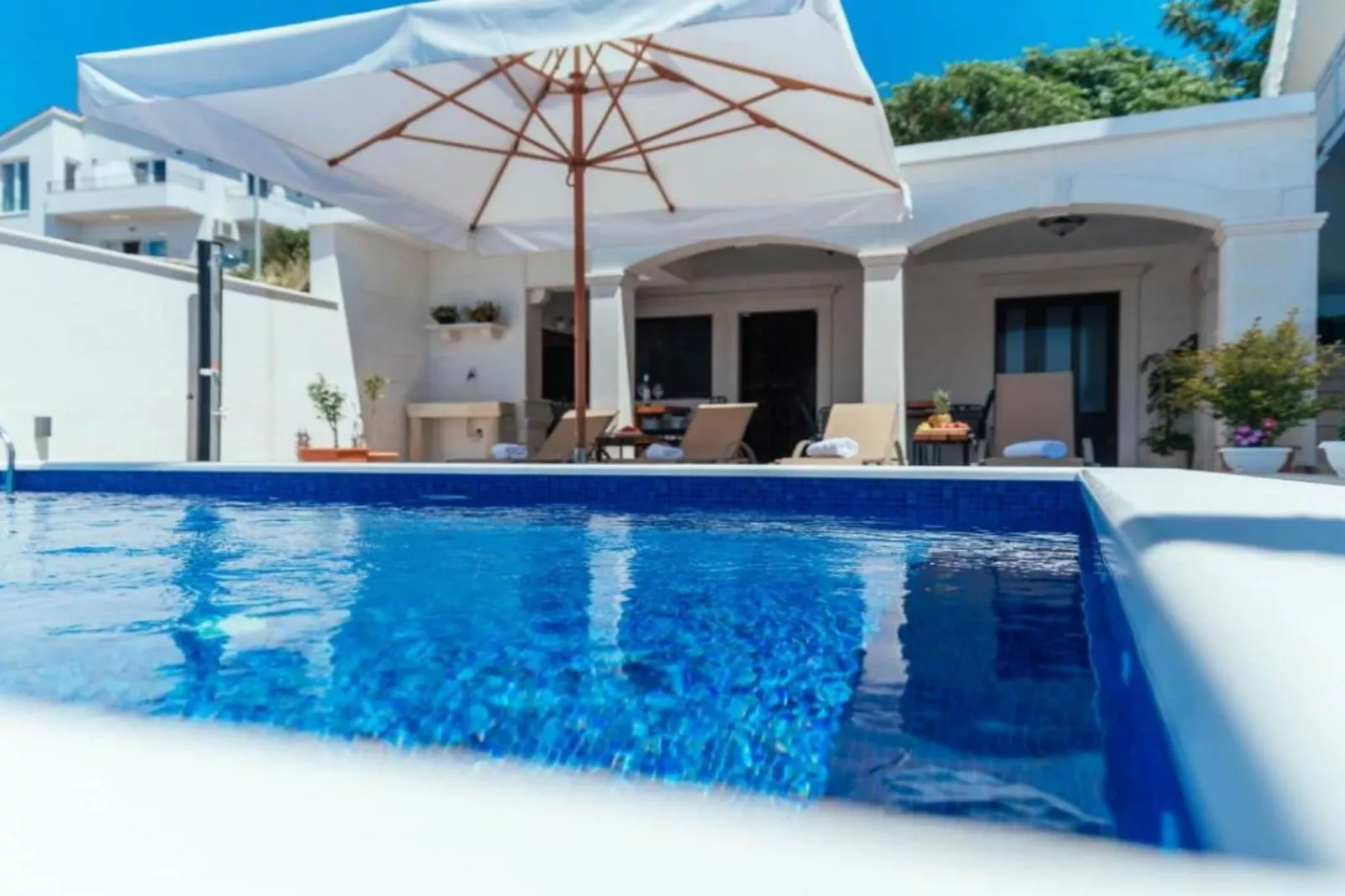 Apartments Trogrlić - Studio with Balcony and Sea View-Zwembad