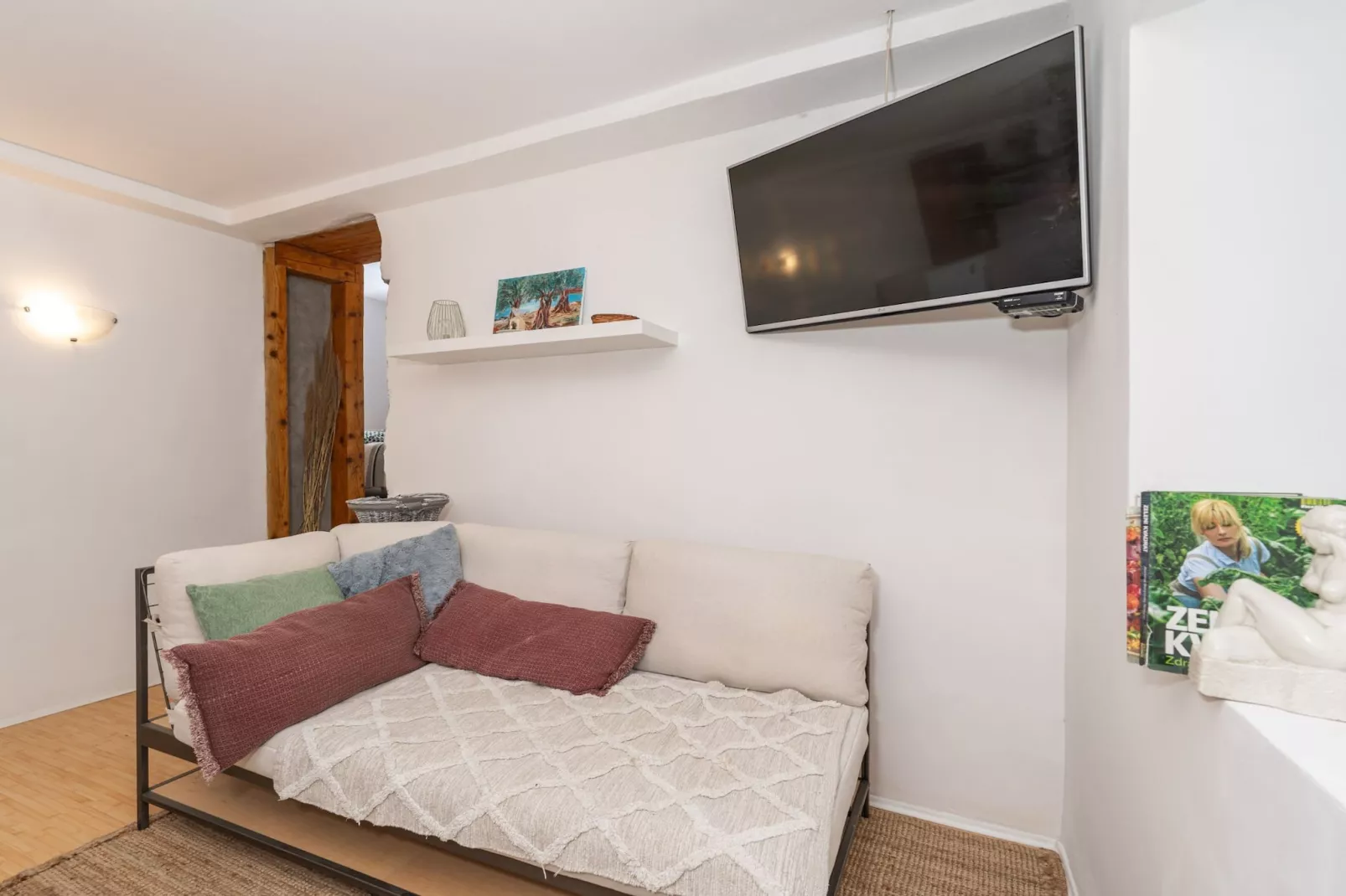 Ranch House Zora - One Bedroom Ranch House-Woonkamer
