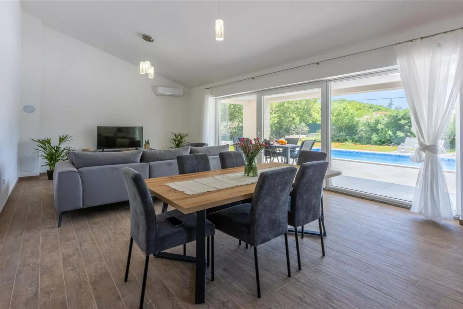 Three Bedroom Villa with Swiming Pool-Eetkamer