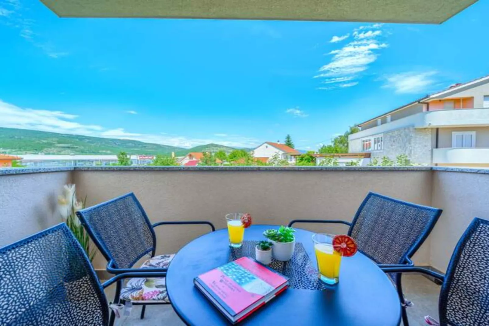 Five Bedroom Villa with Private Pool-Terrasbalkon