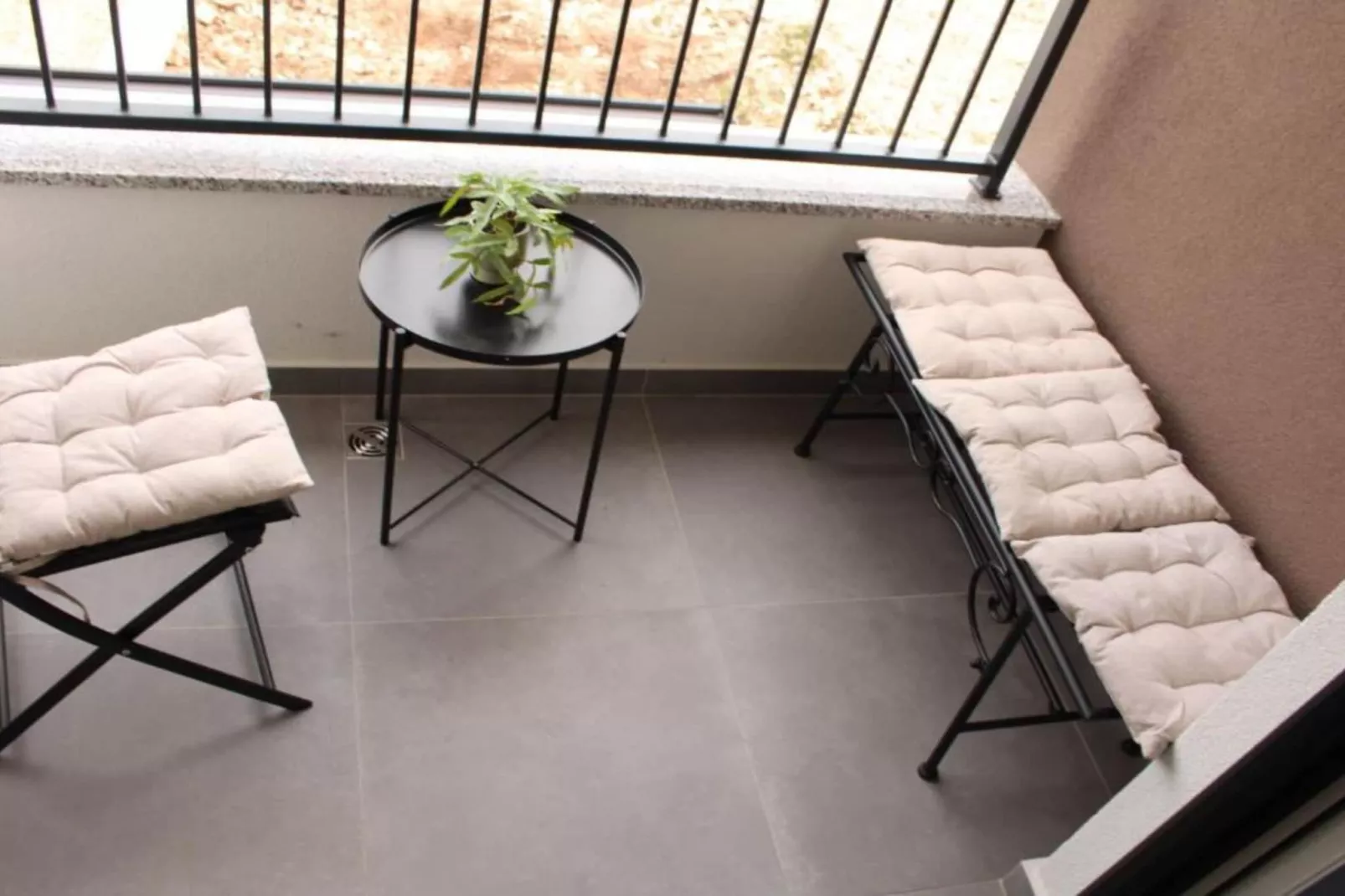One Bedroom Apartment with  Balcony and City View-Eetkamer