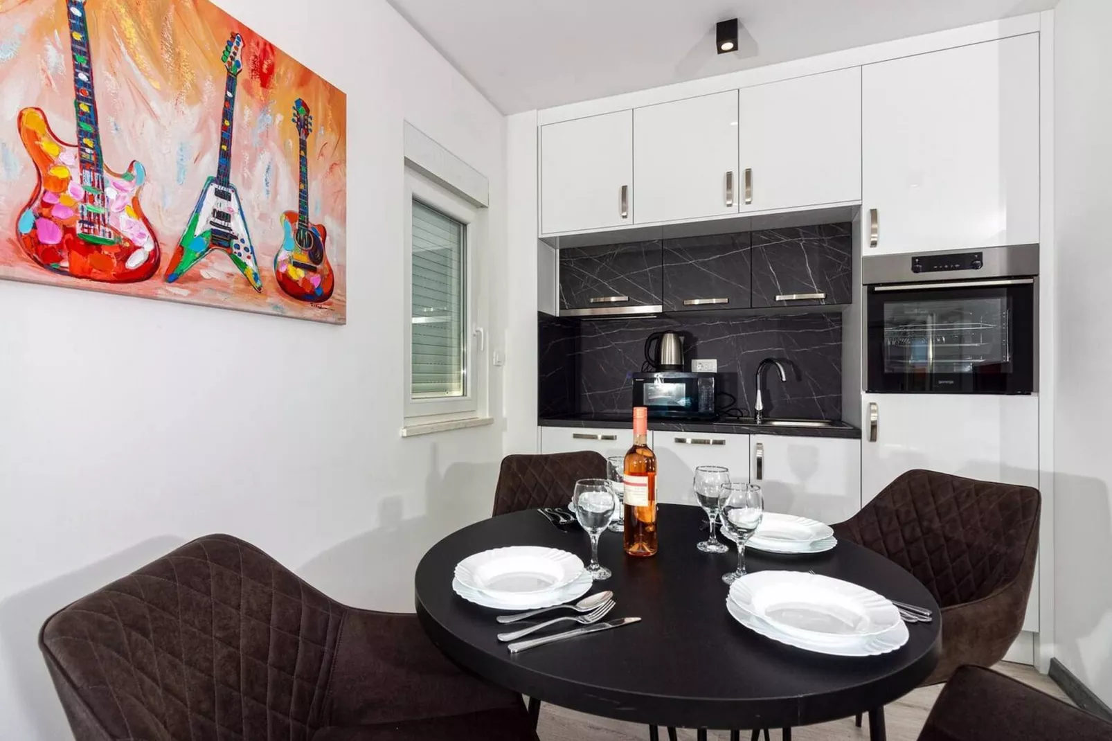 Modern Apartments with Private Balcony - Premium One Bedroom Apartment (Owner S2)-Keuken
