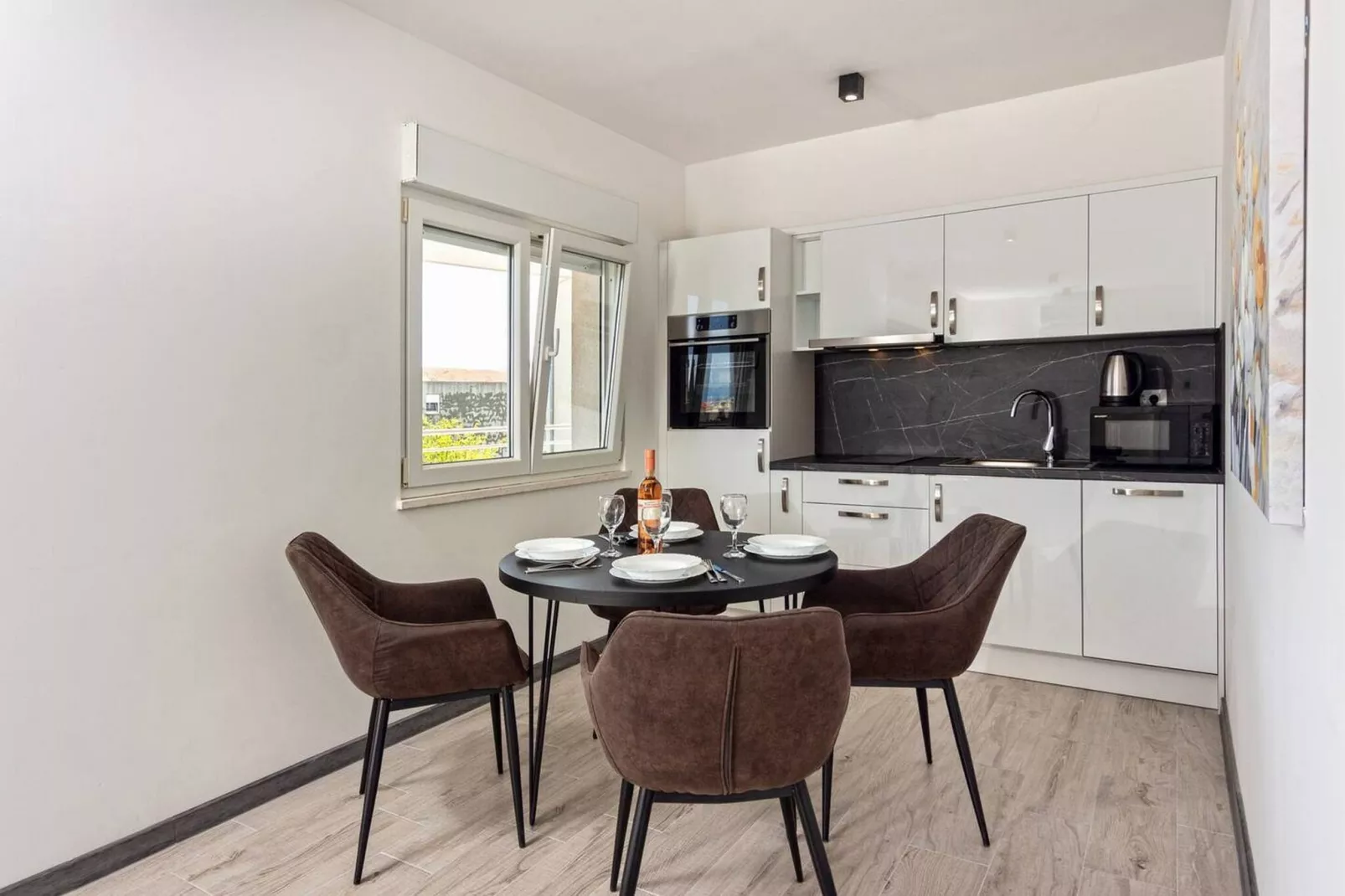 Modern Apartments with Private Balcony - One Bedroom Apartment (Owner S1)-Eetkamer