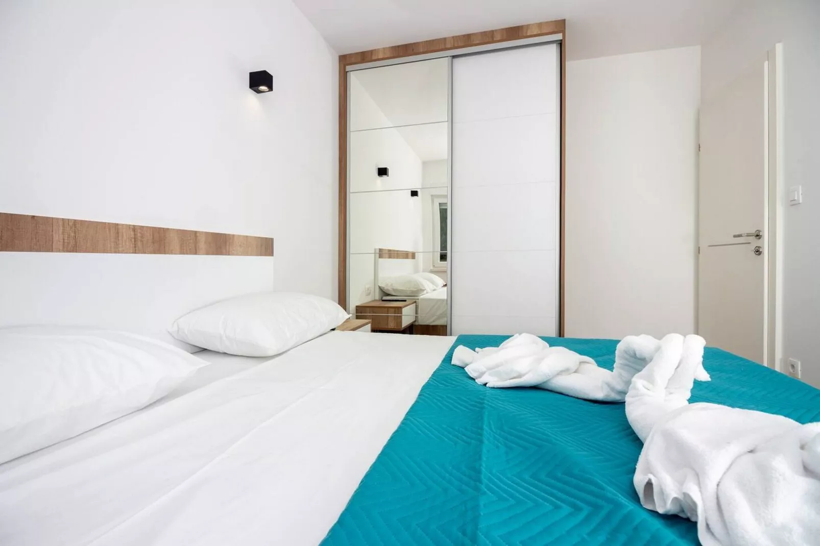 Modern Apartments with Private Balcony - Deluxe One Bedroom Apartment (Owner S3)-Slaapkamer