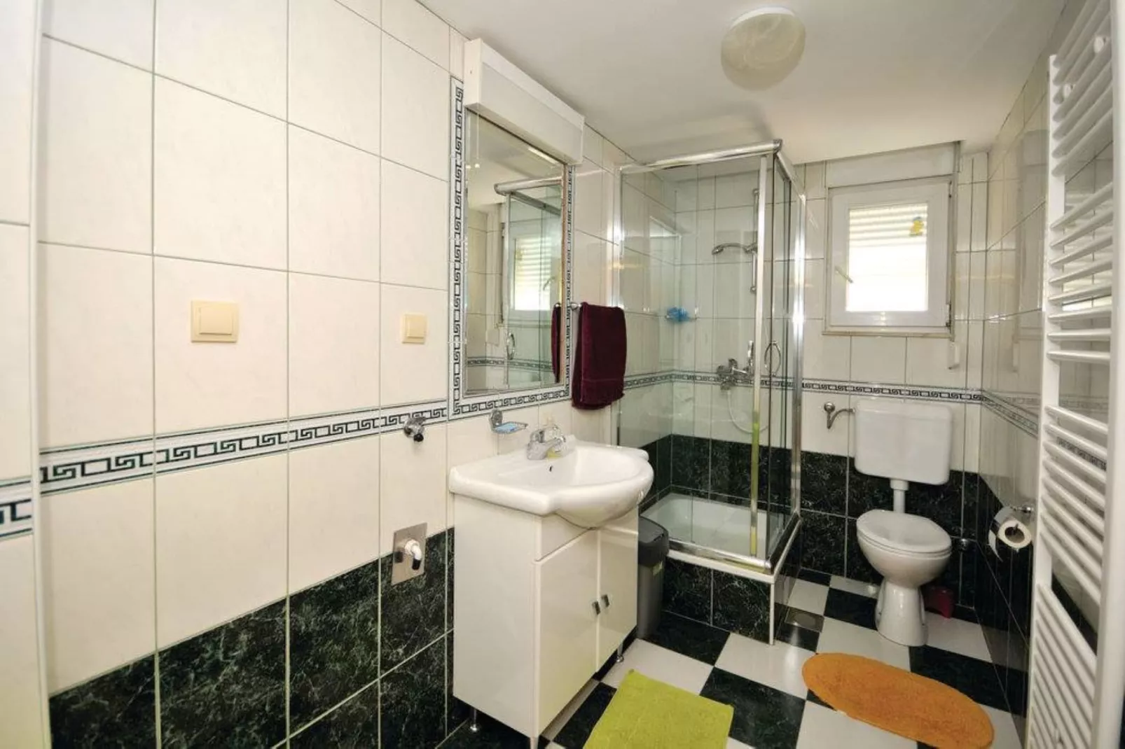 Chic and Stylish Kastel Novi Apartment with Pool - Five Bedroom Apartment With Pool-Badkamer