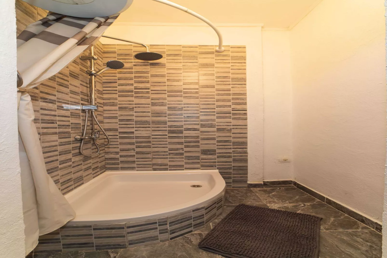 Tranquil and Stylish Apartment Kastel Novi - Studio Apartment with Garden-Badkamer