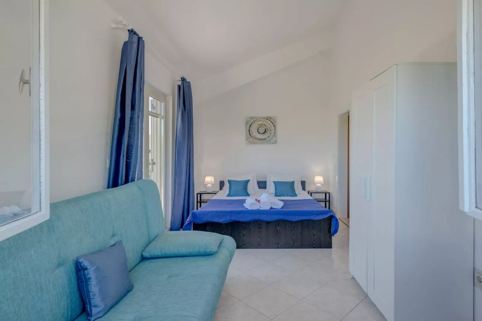 Seaside Getaway Holiday Home with Patio Slatine - Three Bedroom Holiday Home-Slaapkamer