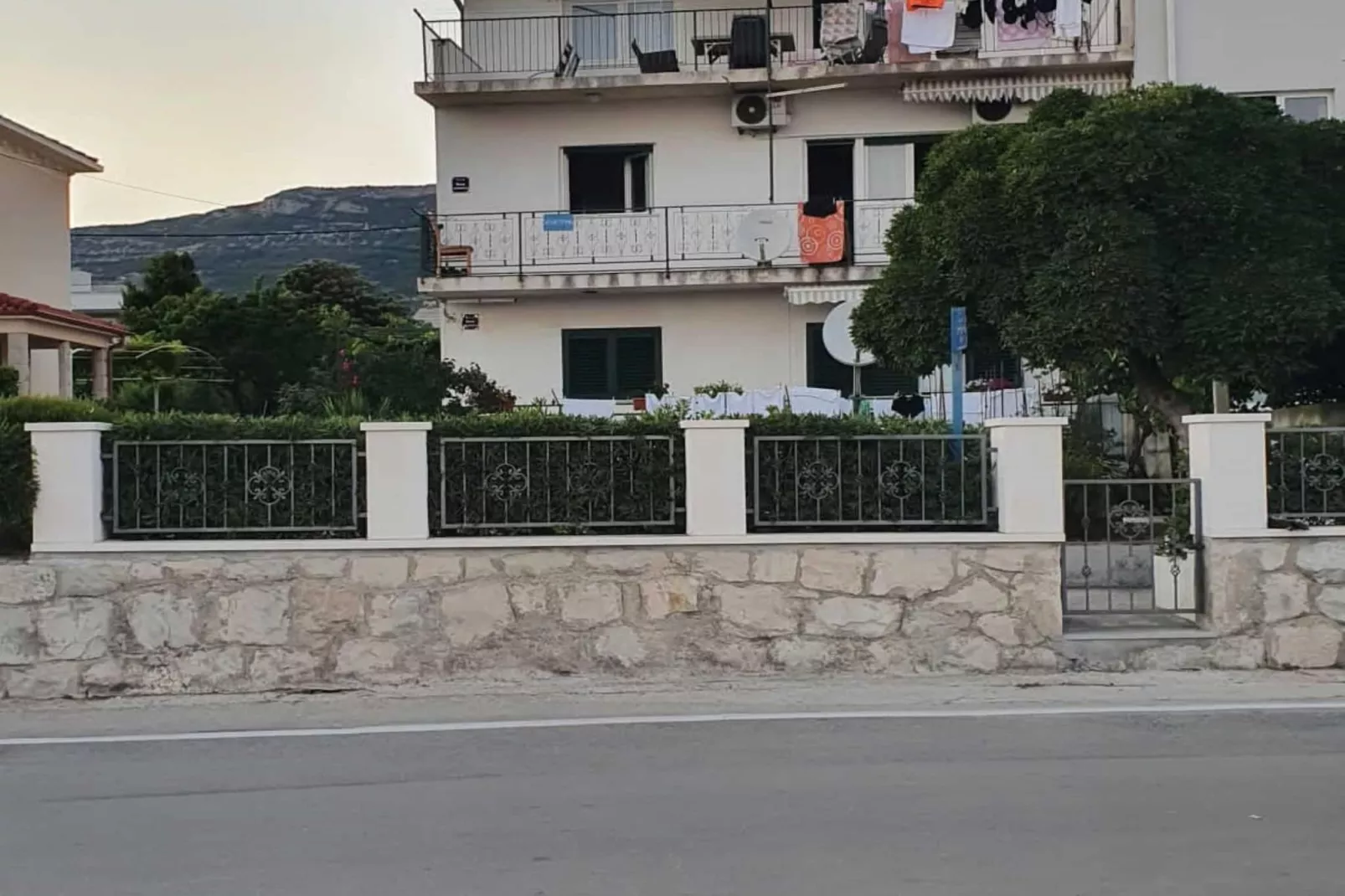 Spacious Apartment Steps from the Beach, with Private Terrace and Grill - Three Bedroom Apartment-Buitenlucht