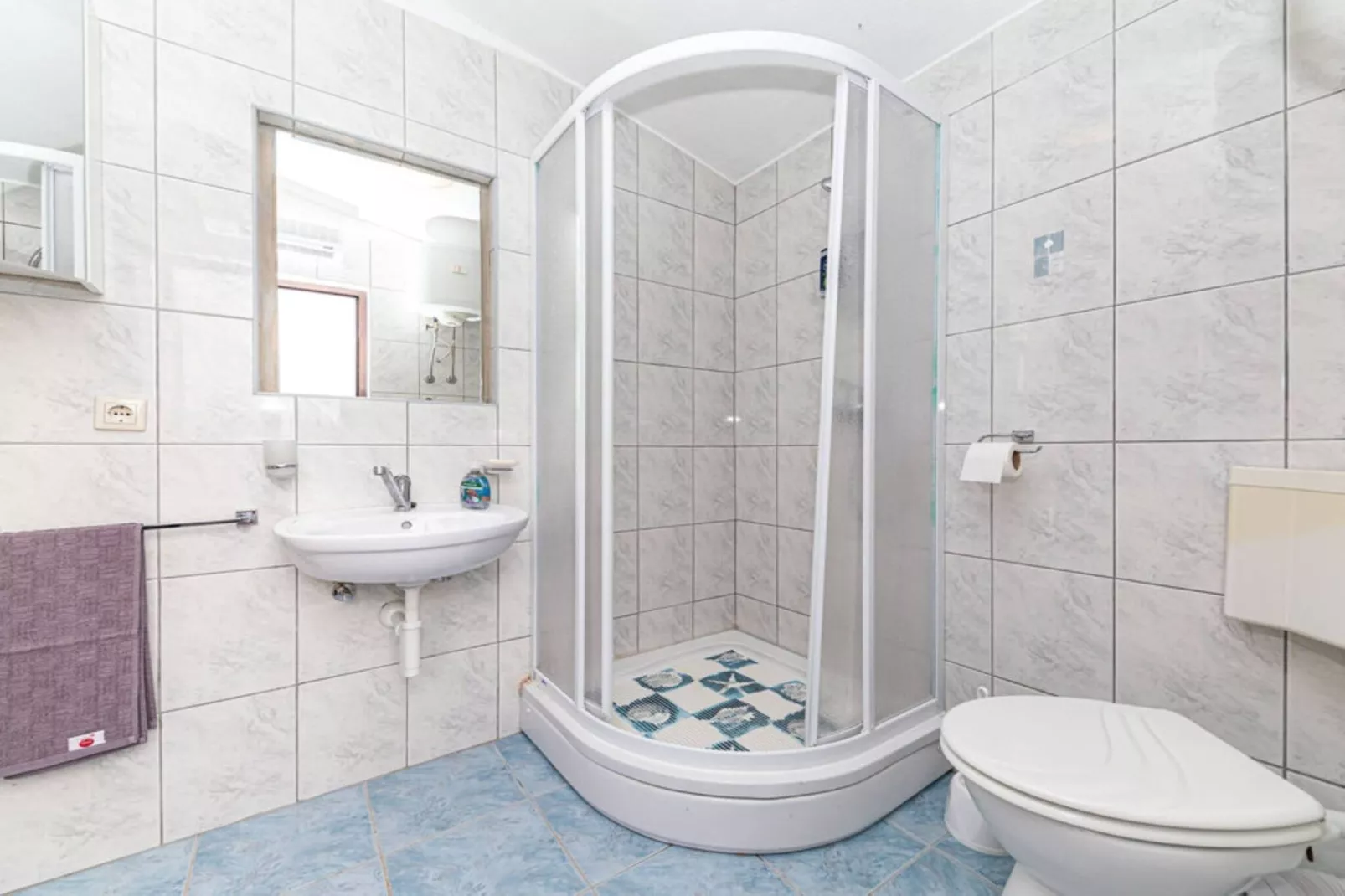 Countryside Idyllic Holiday Home with Pool - Three Bedroom Holiday Home with Pool-Badkamer