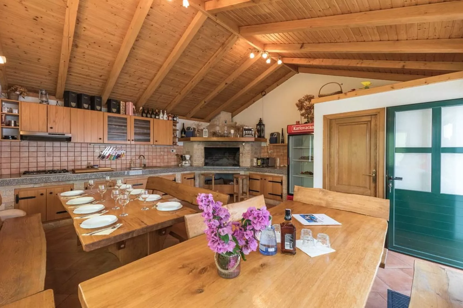 Relaxing Holiday Home with Pool, Fitness Area, and Entertainment Facilities - Six Bedroom Holiday Home-Eetkamer
