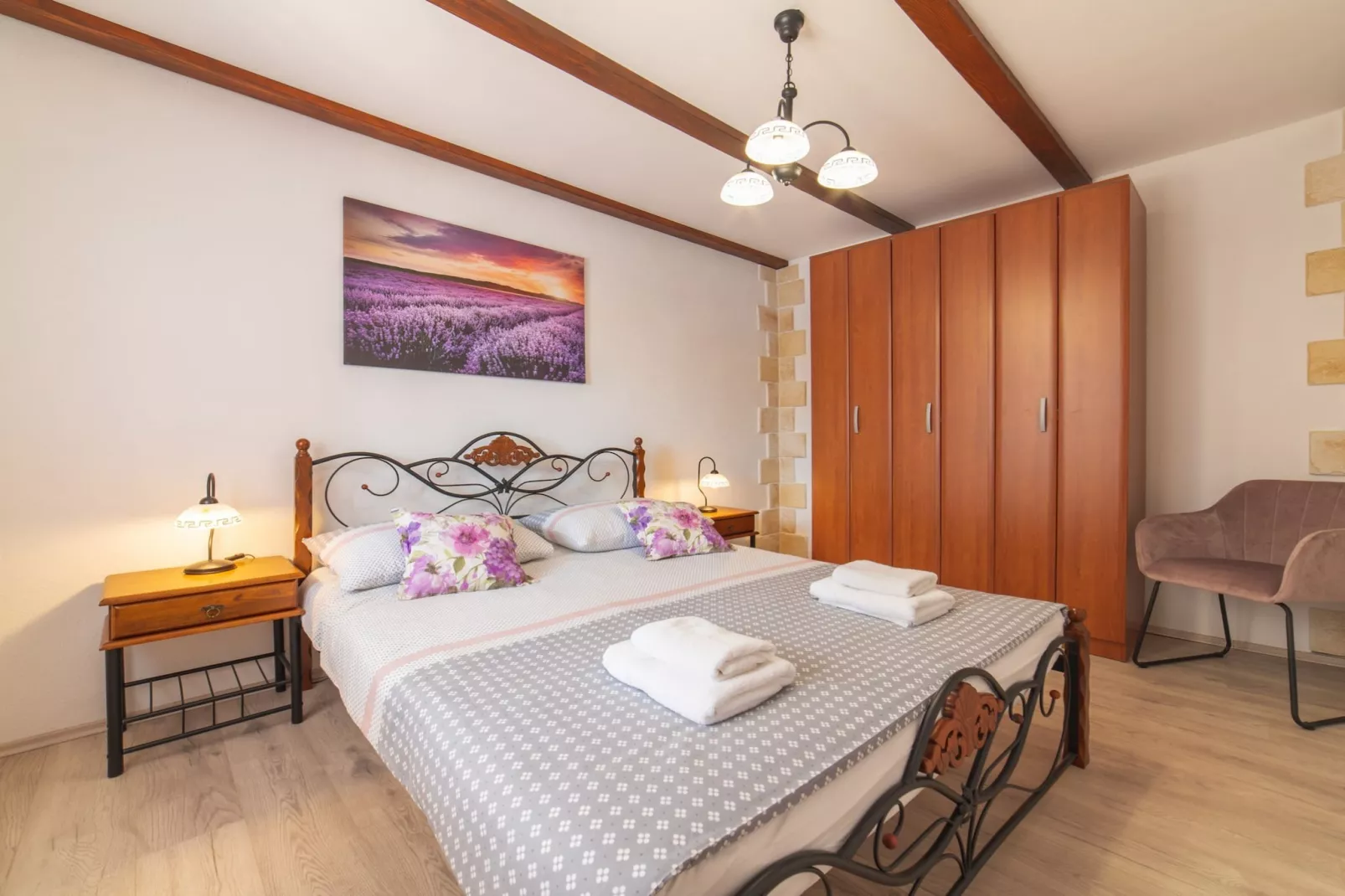 Serene Retreat Holiday Home with Pool - Two Bedroom Holiday Home with Pool-Slaapkamer