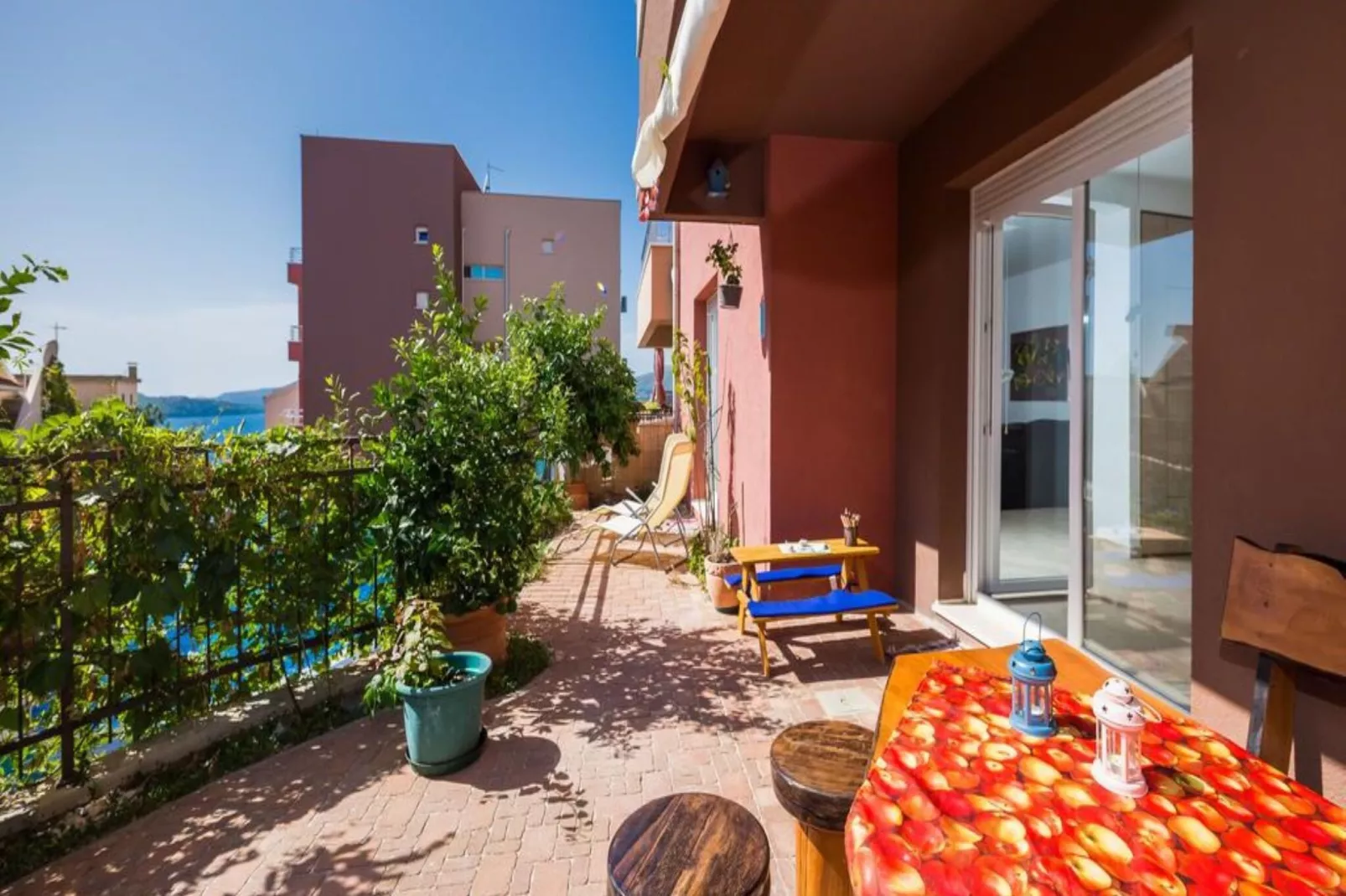 Elegant Hideaway Apartment with Pool - Two Bedroom Apartment with Pool-Terrasbalkon
