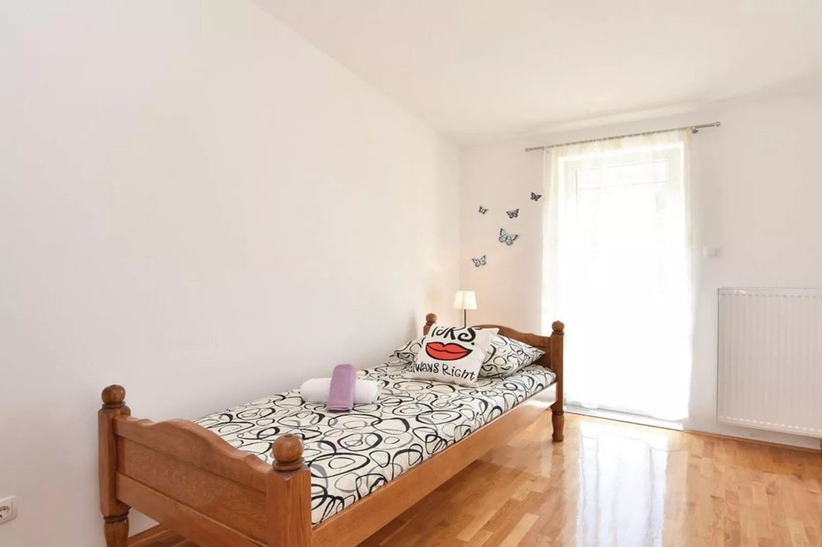 Serene Villa with Pool, BBQ, and Authentic Tavern Surrounded by Nature - Five Bedroom Holiday Home-Slaapkamer