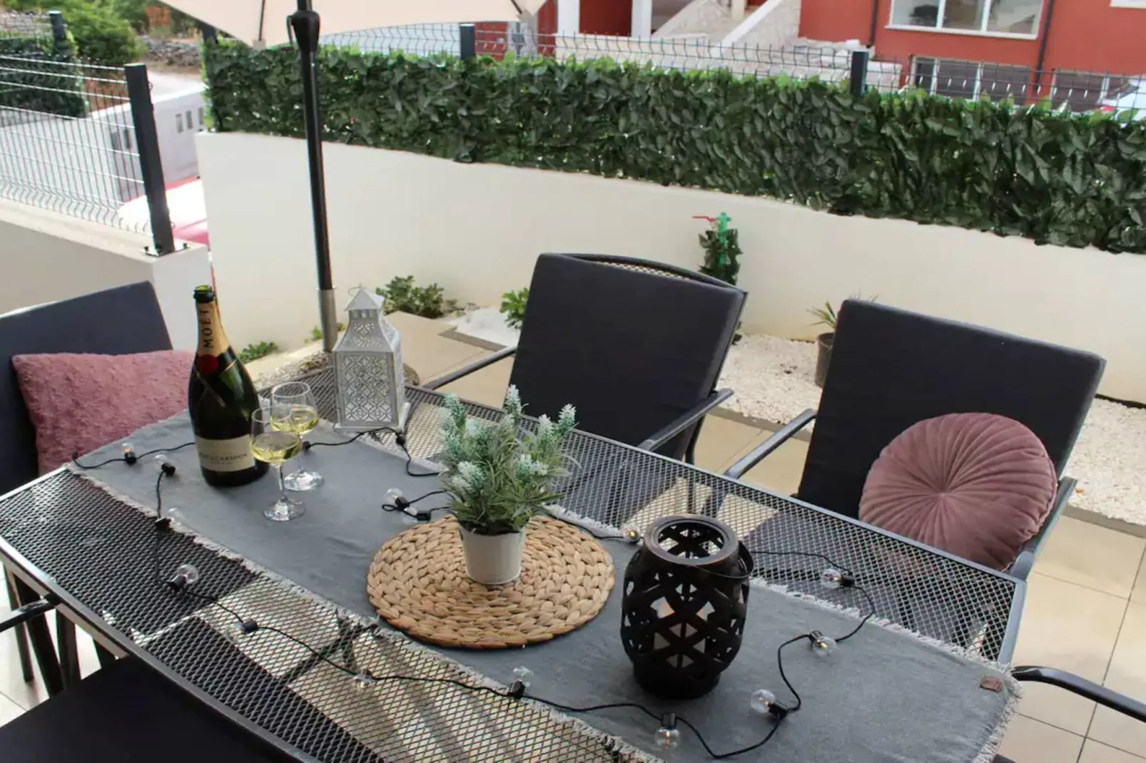 Stylish Okrug Gornji Apartment with Terrace and Patio - Two Bedroom Apartment with Terrace-Terrasbalkon