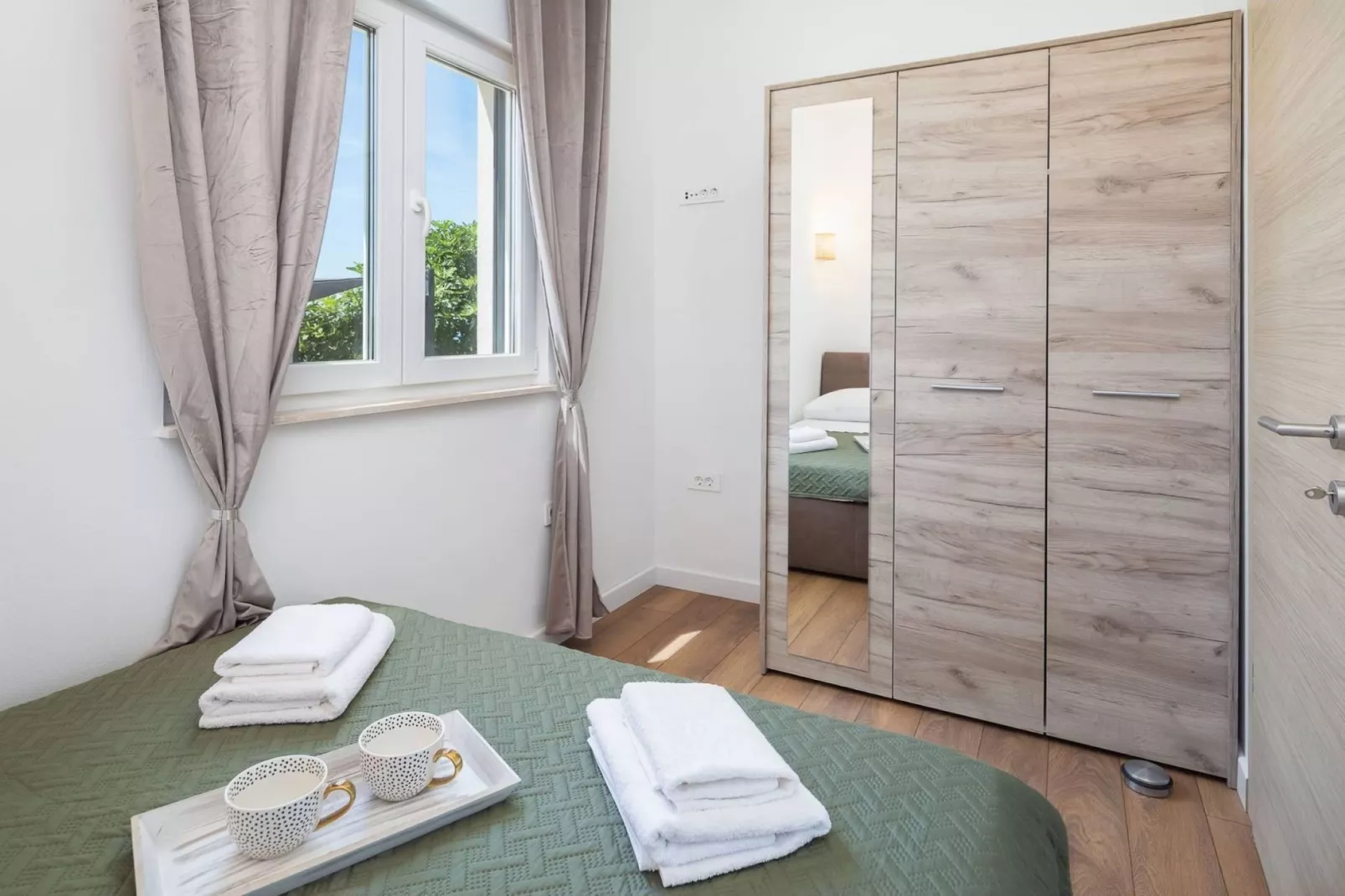 Contemporary Apartment with Terrace and Spacious Garden - Two Bedroom Apartment with Terrace-Slaapkamer