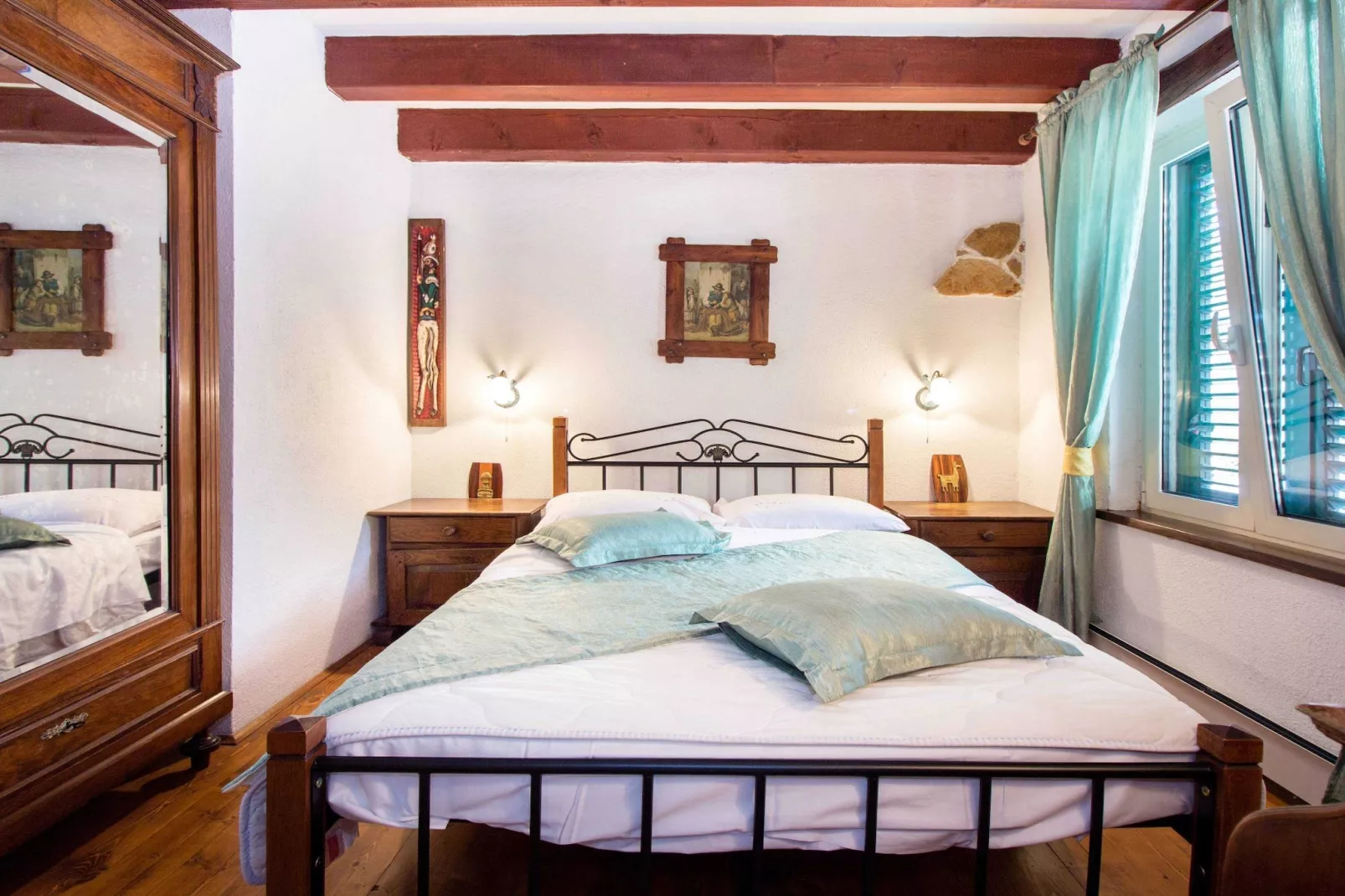 Authentic Dalmatian Hillside Escape with Pool, Sauna & BBQ - Seven Bedroom Holiday Home-Slaapkamer