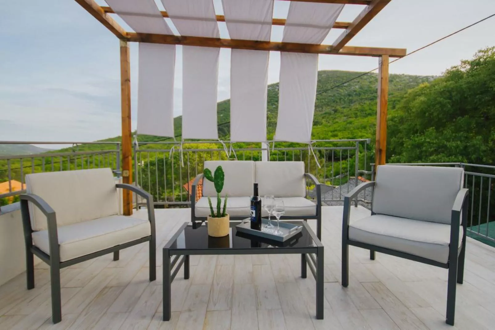 Tranquil Getaway Villa Prapatnica with Pool and Garden - Three  Bedroom Villa with Pool-Terrasbalkon
