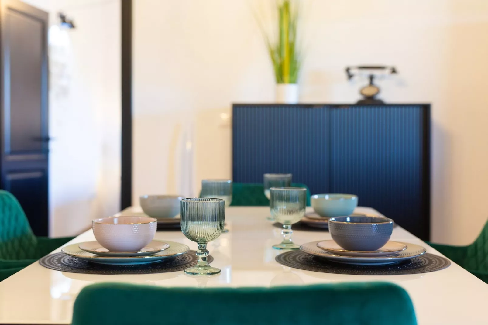 Elegant and Vibrant Apartment with Terrace and Sea View - Two Bedroom Apartment with Terrace and Sea View-Eetkamer