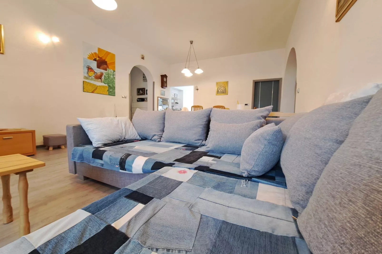 Spacious Urban Retreat Apartment with Terrace - Two Bedroom Apartment with Terrace-Woonkamer