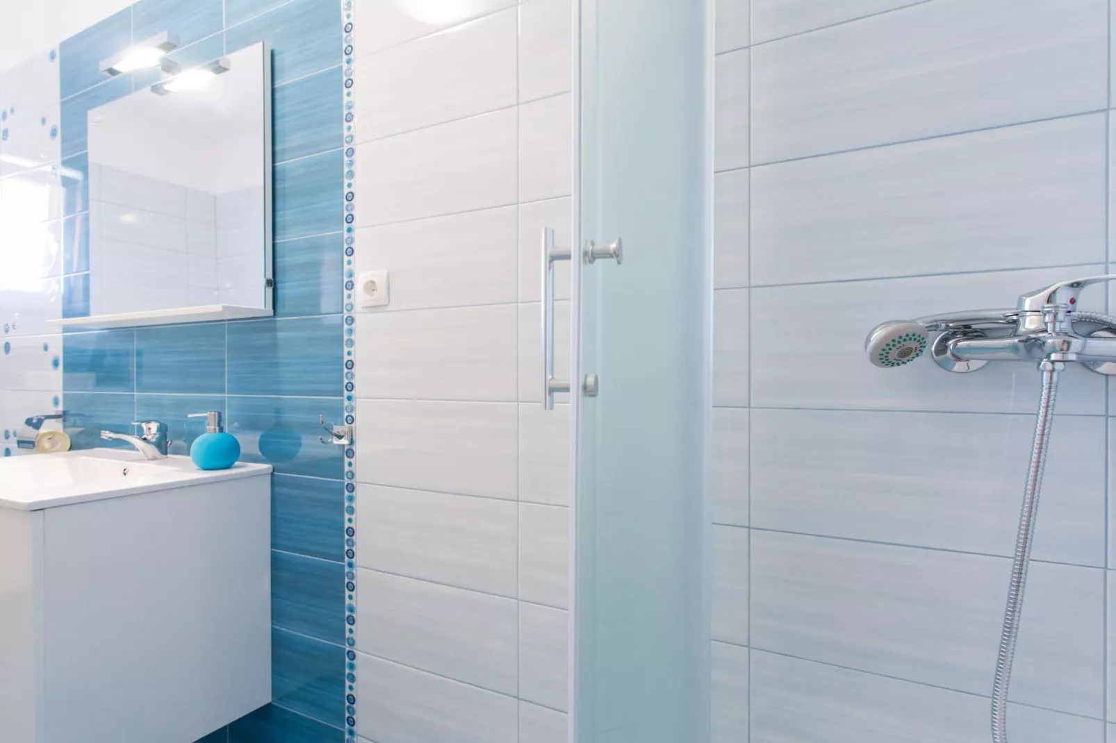 Scenic Elegant Apartments Krk with Balcony and Pool - Standard Two Bedroom Apartment with Balcony and Pool (owner 3)-Badkamer