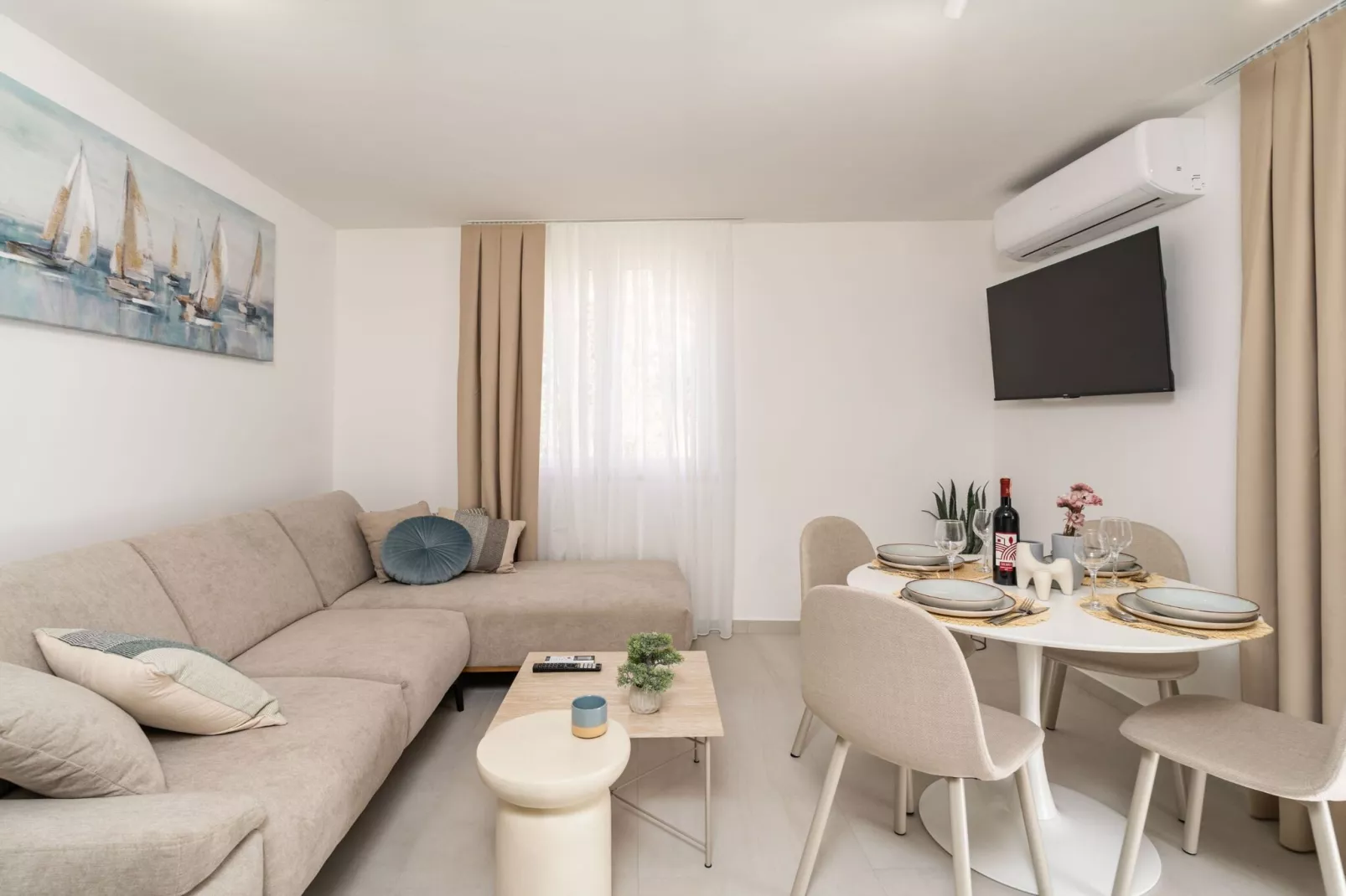 Modern City Escape with Balcony - Near the Ferry Port-Woonkamer