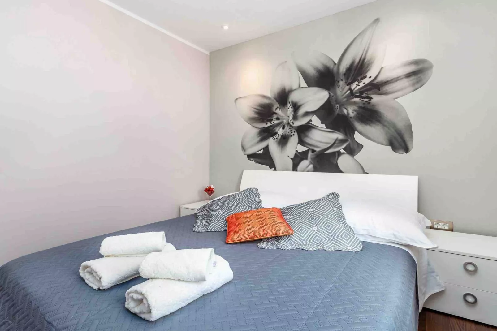 Modern Comfort with Shared Pool, Balconies & Lush Green Surroundings - One Bedroom Apartment (Romantic)-Slaapkamer