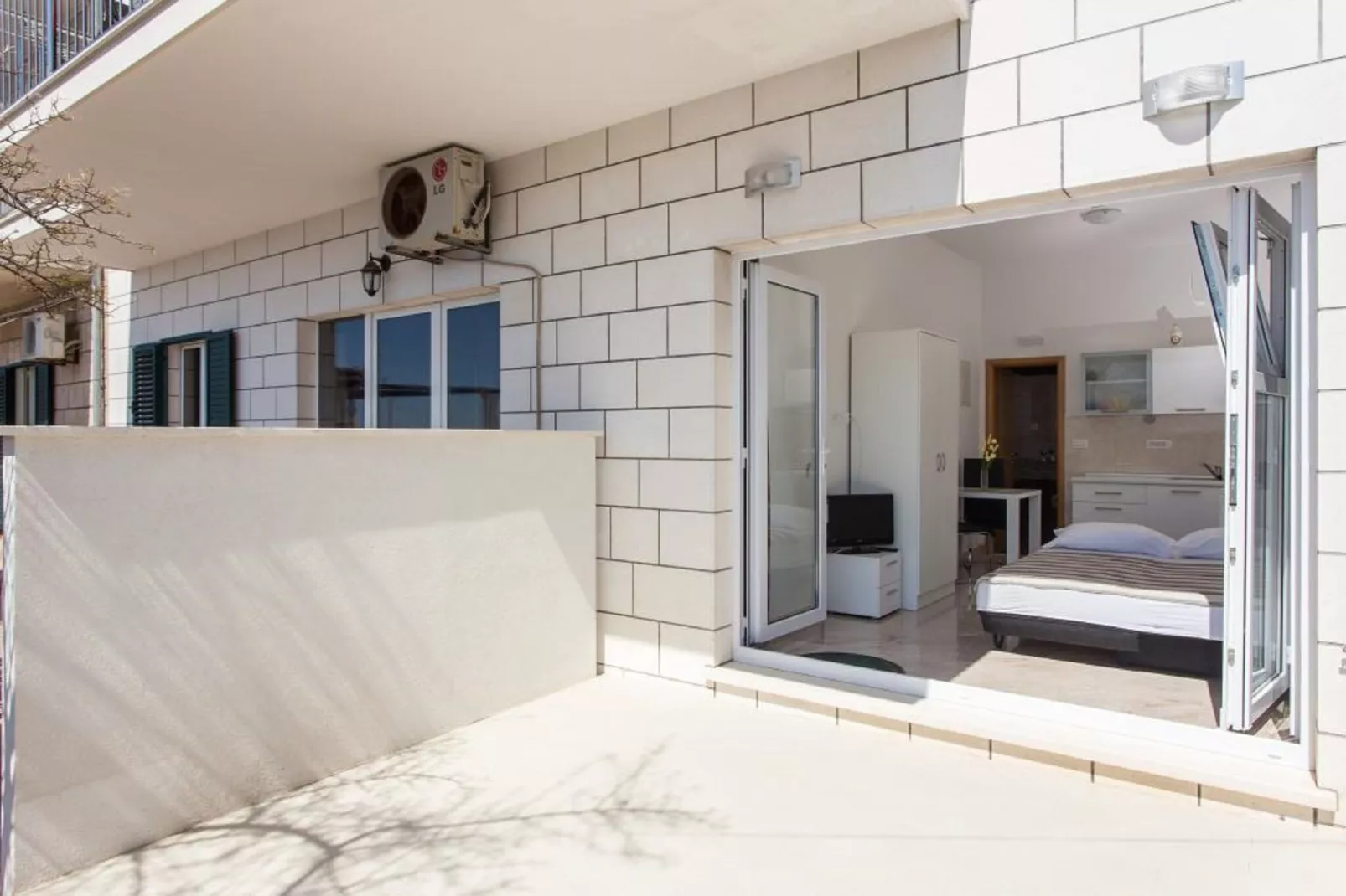 Studio Ari - Superior Studio Apartment with Terrace and Sea View (First Floor)-Buitenlucht