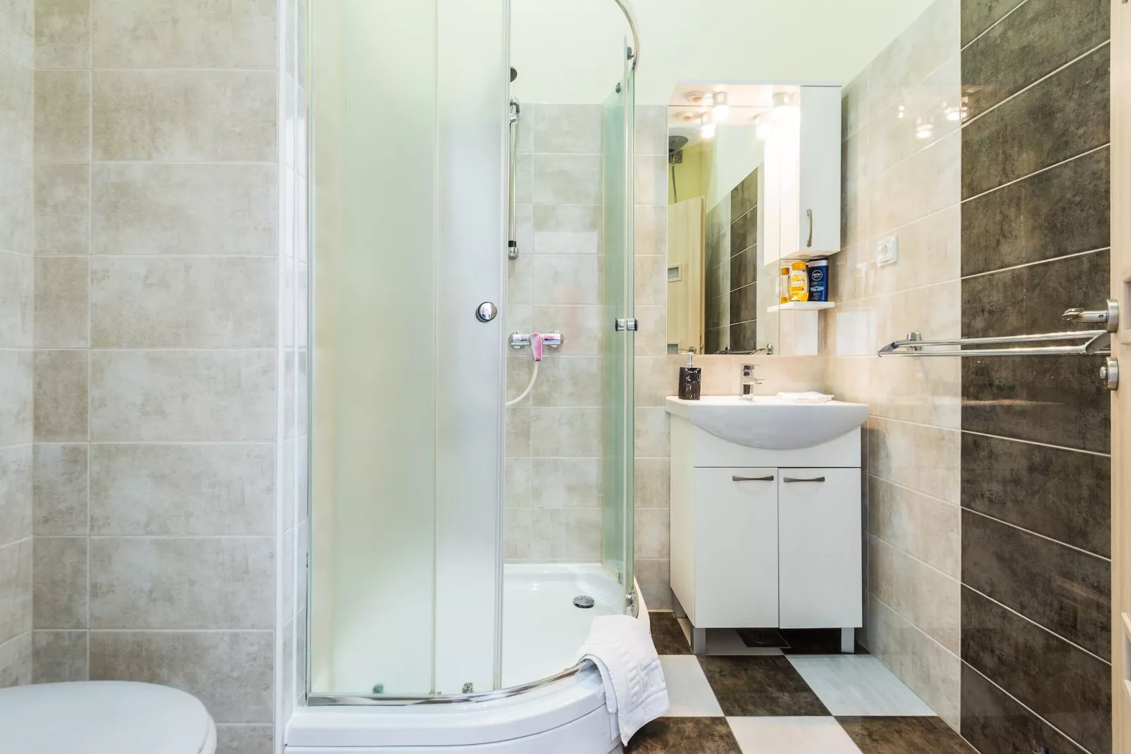 Charming and Historic Old Town Apartments - Studio Apartment-Badkamer