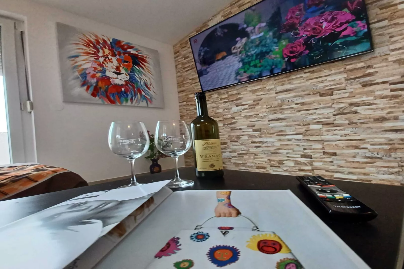 Beachfront Apartment with Balcony and Sea View-Eetkamer