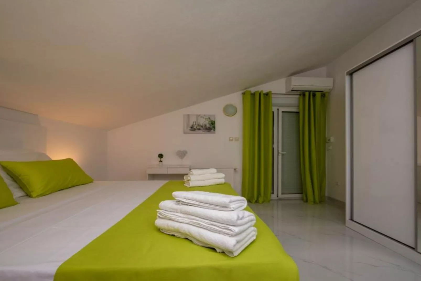 Villa Tomi - Double Room With Sea View (3)-Slaapkamer