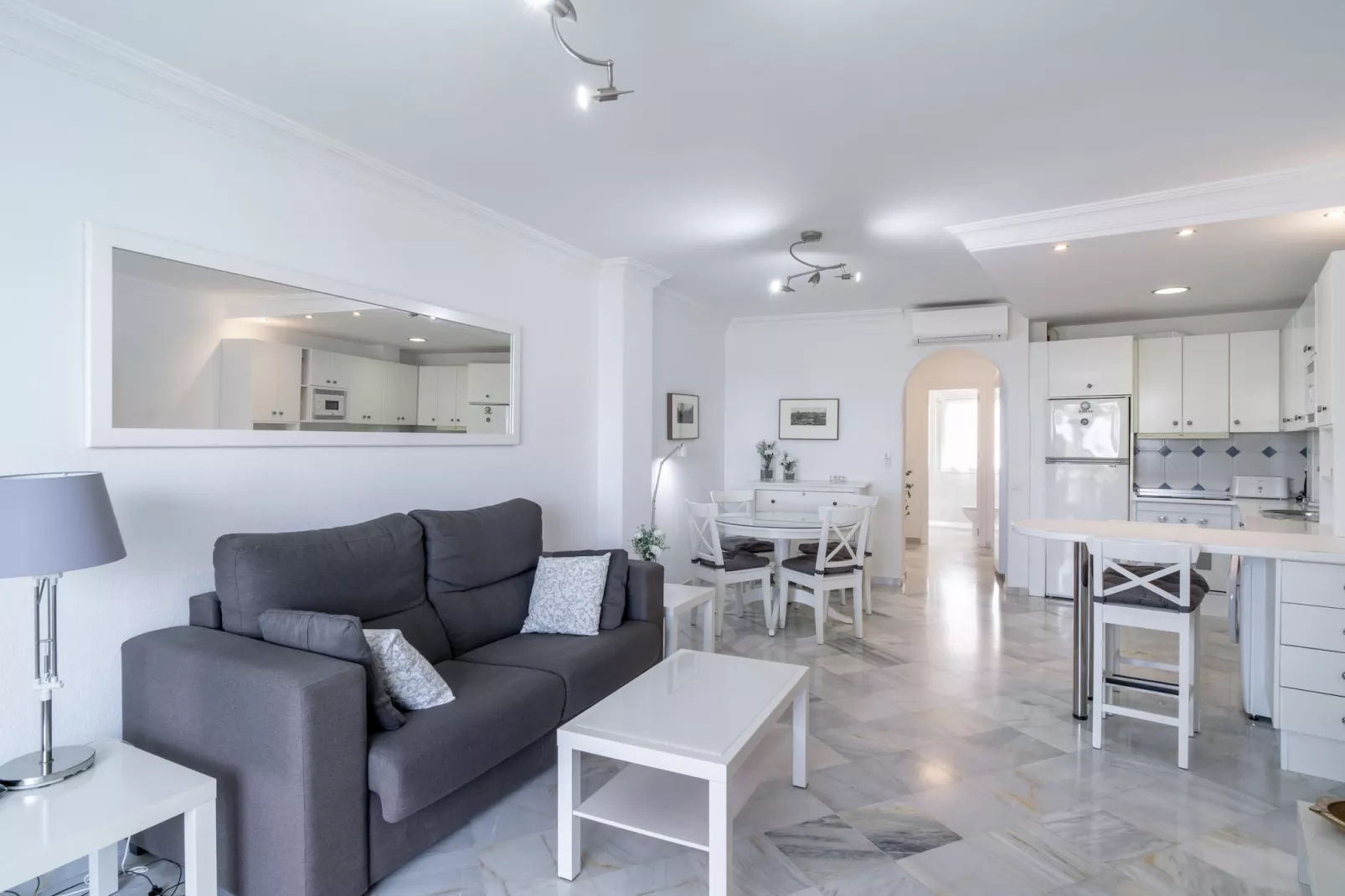 Stella Maris Beachfront B by Casasol-Woonkamer