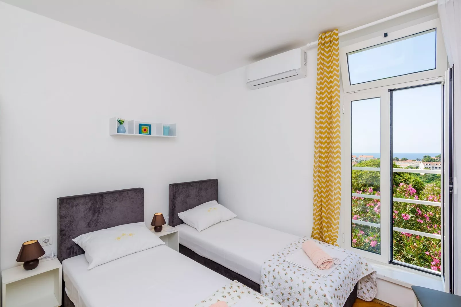 Apartment Petrana - Studio Apartment with Terrace-Woonkamer