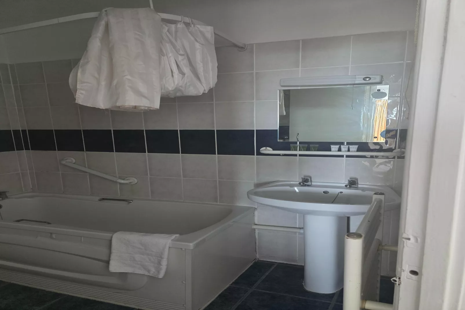 Russel Triple Room-Badkamer