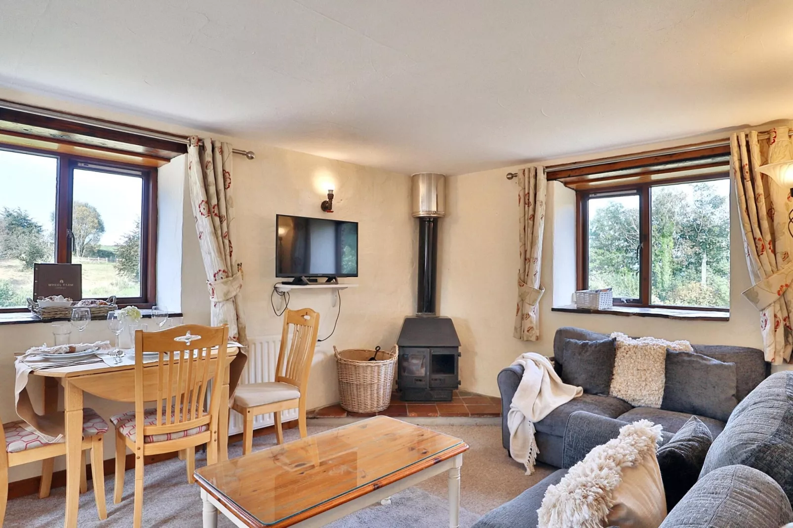 SEASIDE  Two Bed Room Apartment  5 Guest-Woonkamer