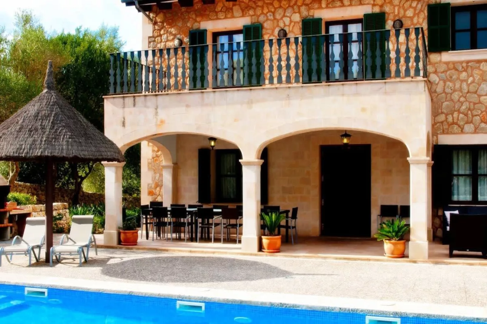 Villa Sa Sinia in Pe-Buitenkant zomer