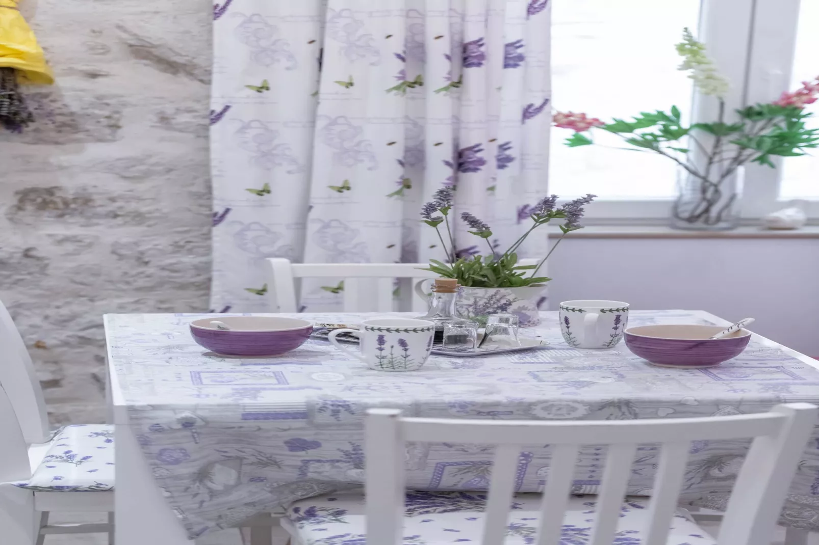 L & L Old Town Apartments - One bedroom Apartment (Lavander)-Eetkamer