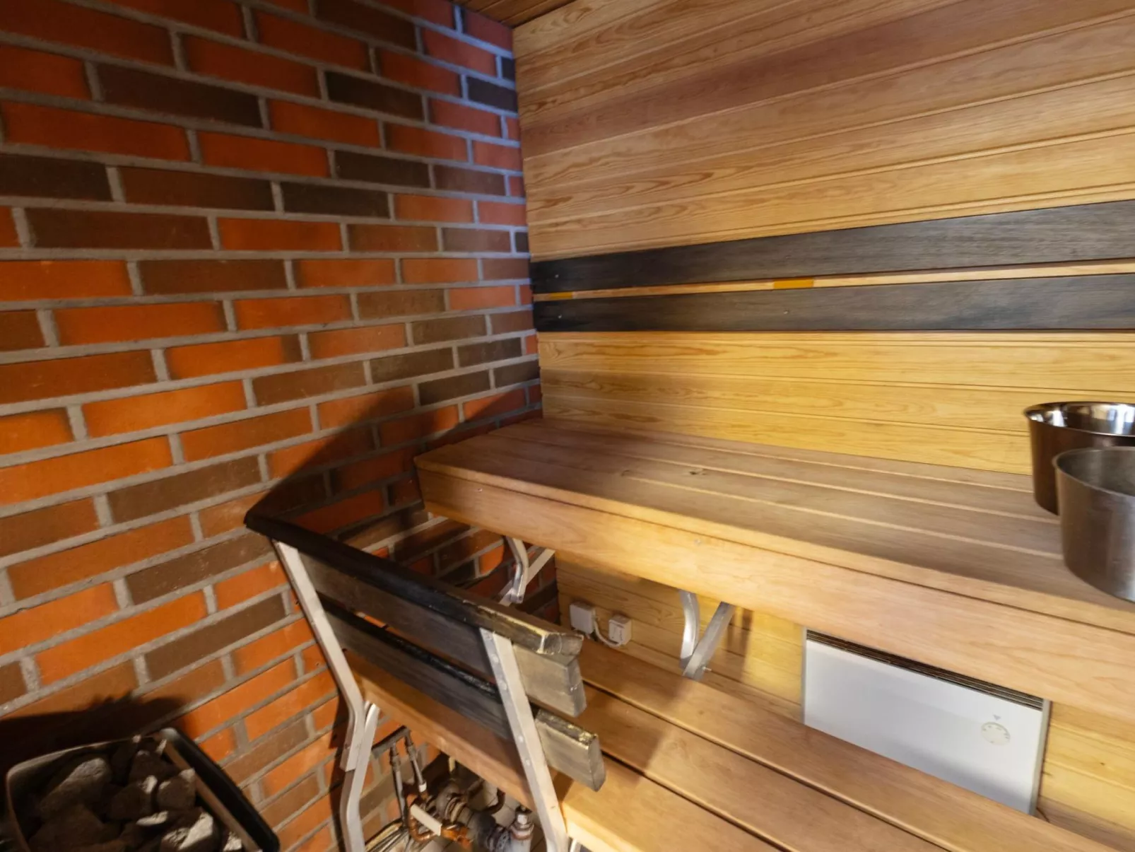 Mustalampi 5 satakieli-Binnen