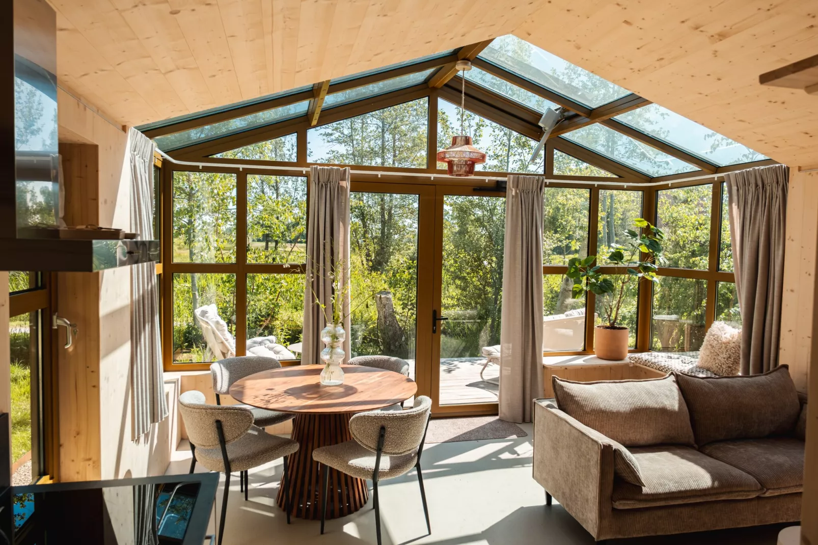 Large Green House 4 persoons-Eetkamer