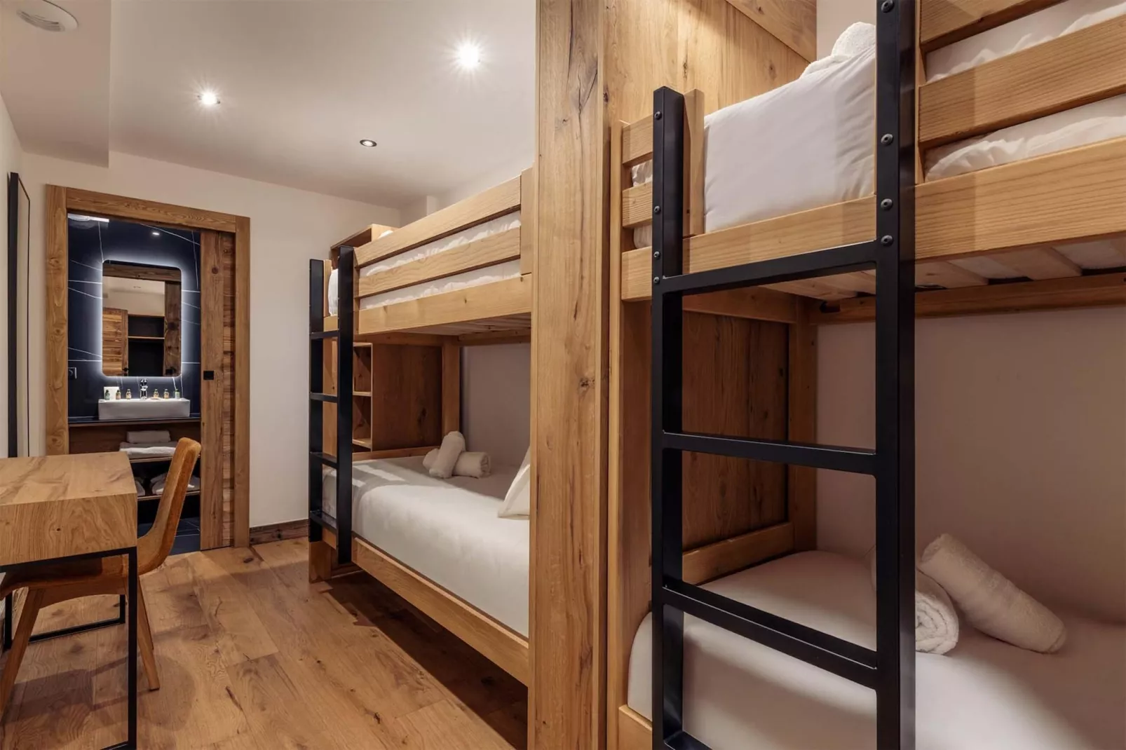 Apartment No 1 4-room duplex  2 cabins-Slaapkamer