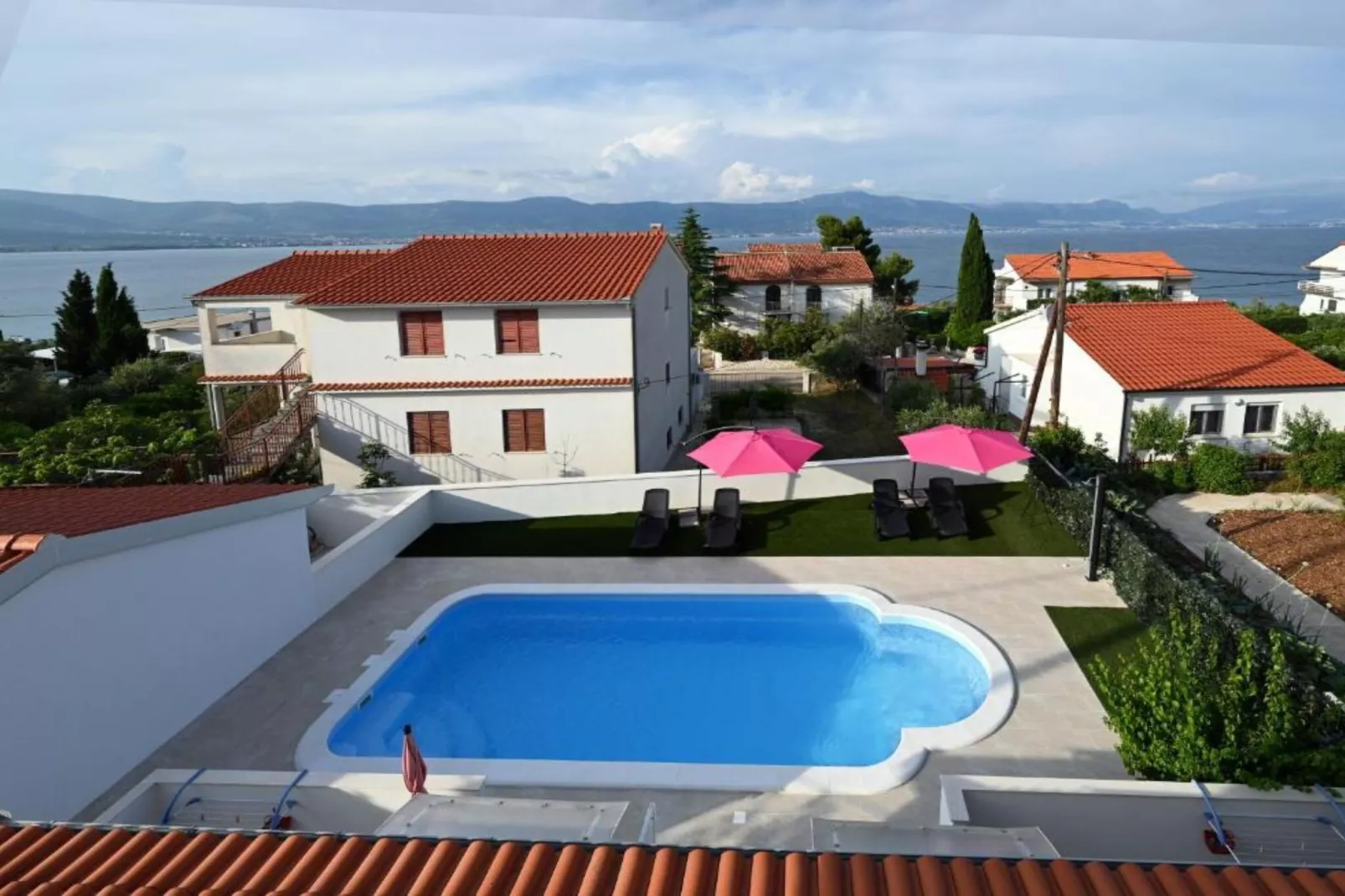 Apartments Mihovilović - 50 m from beach - Superior Two Bedroom Apartment with Balcony and Sea View (A3)-Buitenlucht