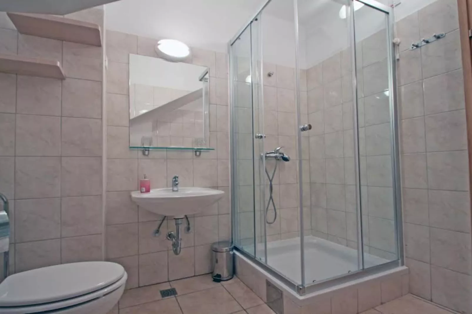 Beachfront Apartments Tamarix - Superior One Bedroom Apartment (Grand) 5-Badkamer